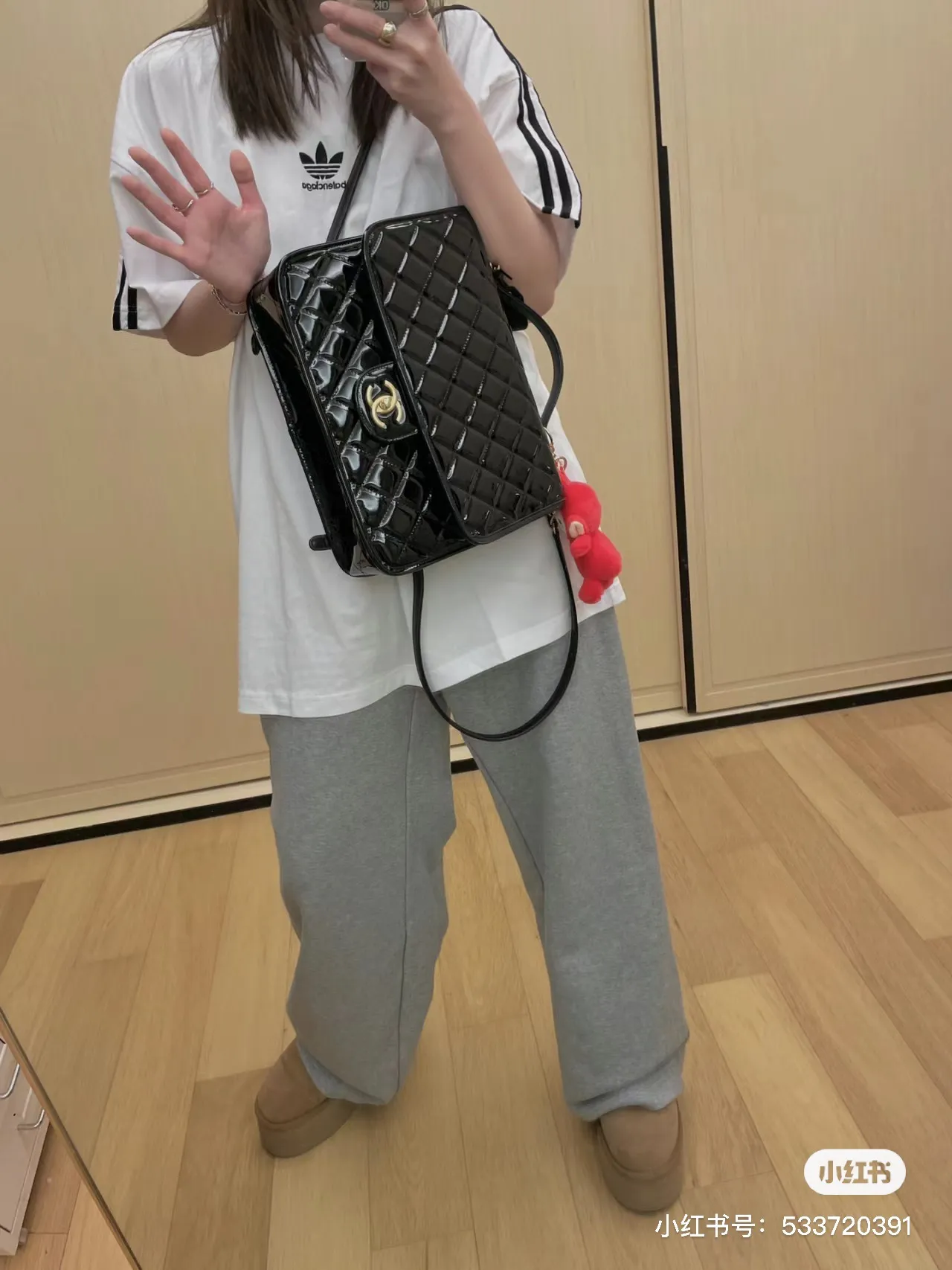 ♻️💯Upper body reference model picture❤️Top tested version - BALENCIAGA - Balenciaga co-branded Adidas Adidas clover striped LOGO offset printed short-sleeved T-shirt. The quality of No.1 in this market Real ceiling quality ✅All original development drawings pay attention to details to avoid mixed sales of stolen pictures ✅Correct 260g custom-woven and dyed double-yarn pure cotton fabric No color difference in custom-dyed threads ✅Correct imported material printing Conley machine white ink direct injection process The letters are clear and three-dimensional, firm and do not fall off ✅Overweight craftsmanship The original version is consistent Differential market currency Here I will explain why I am a little more expensive than others, 1. It seems to be a simple printing or embroidery, but it is not simple at all. 10000% imported machine restoration is not just a lip service. You are welcome to compare with peers. 2. Each model is produced by the company. The details of workmanship and fabrics are consistent with the original ones. It is guaranteed that there will be no color difference with the counters. Reproduction is not scary. Whoever is fake will be embarrassed. It’s not shameful to make a replica, it’s shameful if you can’t buy the correct version if you make a replica. 3. Note that the threaded collars are all original collars of certain countries and regions, with high wrapping. The width of the neckline and cabinets are accurate to the millimeter. Thick necklines are not easy to deform. The collars of high-end products are all restored cabinets. They are different from the big collars in the world. Ordinary garbage short-sleeves are printed with a print. The clavicle of the upper body is exposed. Please be patient. Customers who have bought genuine products or have seen genuine products will come back to place orders again. This is quality. This is quality. 4. Different styles of washed wheat main wheat, including imported wheat, have different colors and codes. Really restore the counter. As we all know, Balenciaga has different English or different colors on the collar labels of each quarter. This distinguishes the fast food products with the same common main wheat washed wheat. 5. Pay attention to the workmanship. The stitching at the neckline has no folds, smooth and natural without overlapping lines, and truly restores this. This is something that many people cannot do. 6. The fabric is made of 260g Paris-specific double yarn. No one can make better fabrics than my family. There's really no way to compare it with the ordinary version on the market. Respect it. It's genuine and costs thousands of dollars anyway. Don't buy street stalls. Quality 7. The workmanship is fully restored. The packaging is fully restored. The cost is huge. 8. I guarantee here that this is the highest quality you can find. Color: white black Size: XS to L P: 290