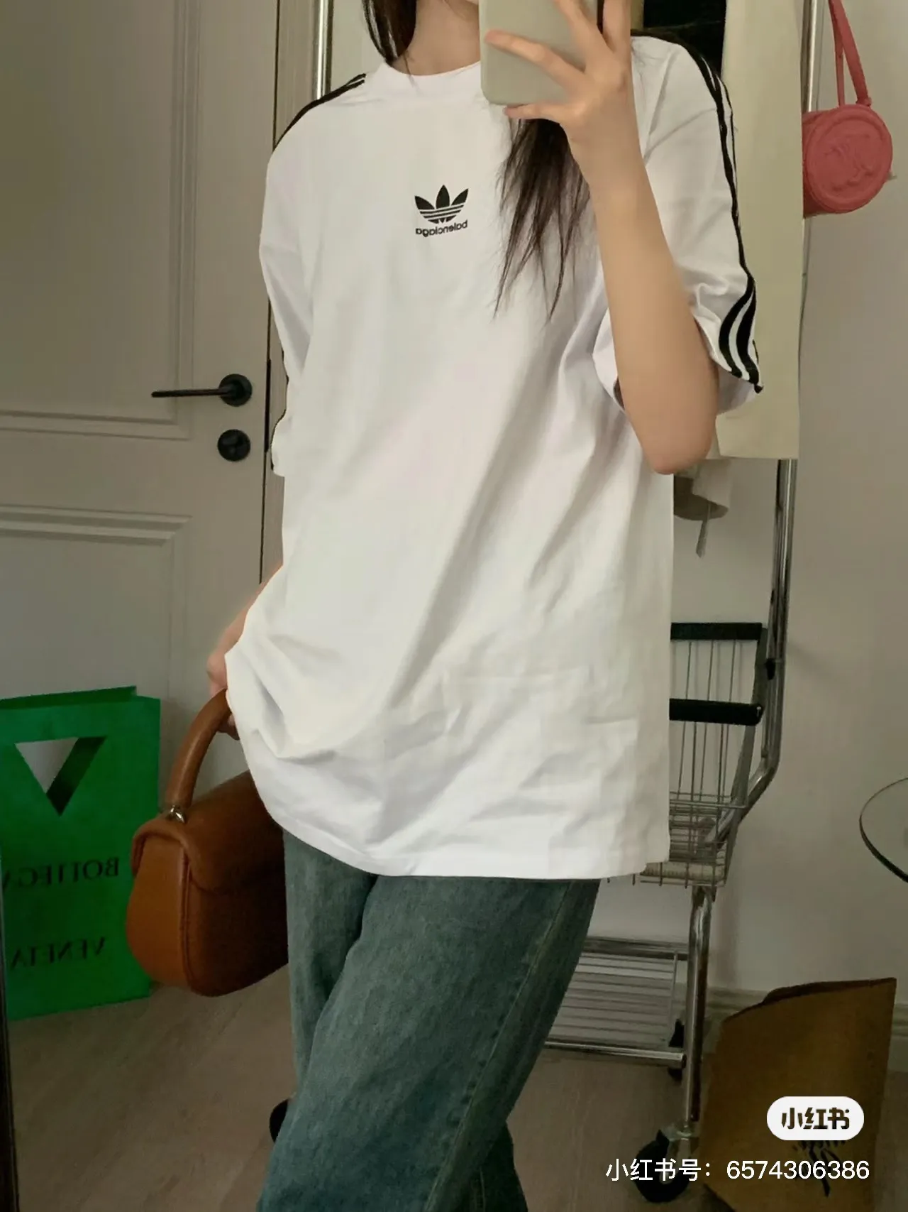♻️💯Upper body reference model picture❤️Top tested version - BALENCIAGA - Balenciaga co-branded Adidas Adidas clover striped LOGO offset printed short-sleeved T-shirt. The quality of No.1 in this market Real ceiling quality ✅All original development drawings pay attention to details to avoid mixed sales of stolen pictures ✅Correct 260g custom-woven and dyed double-yarn pure cotton fabric No color difference in custom-dyed threads ✅Correct imported material printing Conley machine white ink direct injection process The letters are clear and three-dimensional, firm and do not fall off ✅Overweight craftsmanship The original version is consistent Differential market currency Here I will explain why I am a little more expensive than others, 1. It seems to be a simple printing or embroidery, but it is not simple at all. 10000% imported machine restoration is not just a lip service. You are welcome to compare with peers. 2. Each model is produced by the company. The details of workmanship and fabrics are consistent with the original ones. It is guaranteed that there will be no color difference with the counters. Reproduction is not scary. Whoever is fake will be embarrassed. It’s not shameful to make a replica, it’s shameful if you can’t buy the correct version if you make a replica. 3. Note that the threaded collars are all original collars of certain countries and regions, with high wrapping. The width of the neckline and cabinets are accurate to the millimeter. Thick necklines are not easy to deform. The collars of high-end products are all restored cabinets. They are different from the big collars in the world. Ordinary garbage short-sleeves are printed with a print. The clavicle of the upper body is exposed. Please be patient. Customers who have bought genuine products or have seen genuine products will come back to place orders again. This is quality. This is quality. 4. Different styles of washed wheat main wheat, including imported wheat, have different colors and codes. Really restore the counter. As we all know, Balenciaga has different English or different colors on the collar labels of each quarter. This distinguishes the fast food products with the same common main wheat washed wheat. 5. Pay attention to the workmanship. The stitching at the neckline has no folds, smooth and natural without overlapping lines, and truly restores this. This is something that many people cannot do. 6. The fabric is made of 260g Paris-specific double yarn. No one can make better fabrics than my family. There's really no way to compare it with the ordinary version on the market. Respect it. It's genuine and costs thousands of dollars anyway. Don't buy street stalls. Quality 7. The workmanship is fully restored. The packaging is fully restored. The cost is huge. 8. I guarantee here that this is the highest quality you can find. Color: white black Size: XS to L P: 290