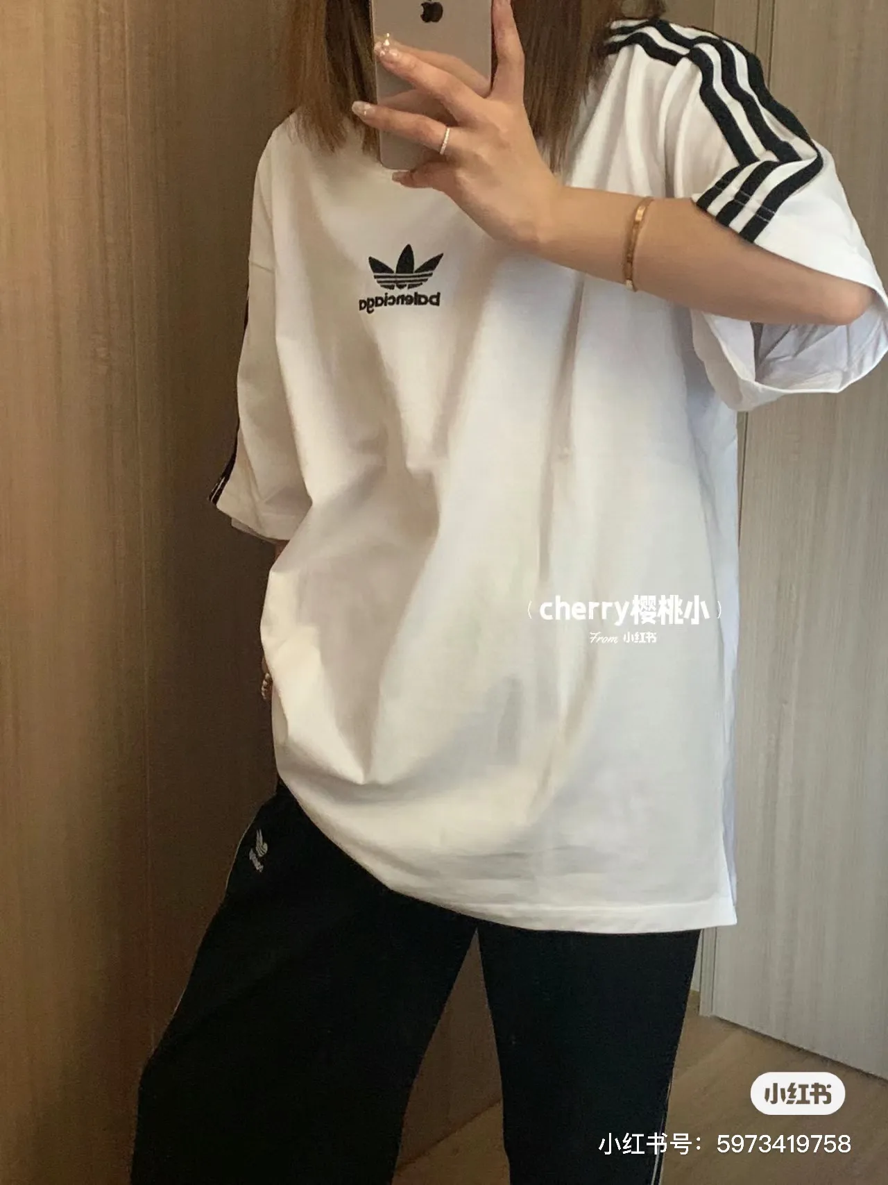 ♻️💯Upper body reference model picture❤️Top tested version - BALENCIAGA - Balenciaga co-branded Adidas Adidas clover striped LOGO offset printed short-sleeved T-shirt. The quality of No.1 in this market Real ceiling quality ✅All original development drawings pay attention to details to avoid mixed sales of stolen pictures ✅Correct 260g custom-woven and dyed double-yarn pure cotton fabric No color difference in custom-dyed threads ✅Correct imported material printing Conley machine white ink direct injection process The letters are clear and three-dimensional, firm and do not fall off ✅Overweight craftsmanship The original version is consistent Differential market currency Here I will explain why I am a little more expensive than others, 1. It seems to be a simple printing or embroidery, but it is not simple at all. 10000% imported machine restoration is not just a lip service. You are welcome to compare with peers. 2. Each model is produced by the company. The details of workmanship and fabrics are consistent with the original ones. It is guaranteed that there will be no color difference with the counters. Reproduction is not scary. Whoever is fake will be embarrassed. It’s not shameful to make a replica, it’s shameful if you can’t buy the correct version if you make a replica. 3. Note that the threaded collars are all original collars of certain countries and regions, with high wrapping. The width of the neckline and cabinets are accurate to the millimeter. Thick necklines are not easy to deform. The collars of high-end products are all restored cabinets. They are different from the big collars in the world. Ordinary garbage short-sleeves are printed with a print. The clavicle of the upper body is exposed. Please be patient. Customers who have bought genuine products or have seen genuine products will come back to place orders again. This is quality. This is quality. 4. Different styles of washed wheat main wheat, including imported wheat, have different colors and codes. Really restore the counter. As we all know, Balenciaga has different English or different colors on the collar labels of each quarter. This distinguishes the fast food products with the same common main wheat washed wheat. 5. Pay attention to the workmanship. The stitching at the neckline has no folds, smooth and natural without overlapping lines, and truly restores this. This is something that many people cannot do. 6. The fabric is made of 260g Paris-specific double yarn. No one can make better fabrics than my family. There's really no way to compare it with the ordinary version on the market. Respect it. It's genuine and costs thousands of dollars anyway. Don't buy street stalls. Quality 7. The workmanship is fully restored. The packaging is fully restored. The cost is huge. 8. I guarantee here that this is the highest quality you can find. Color: white black Size: XS to L P: 290
