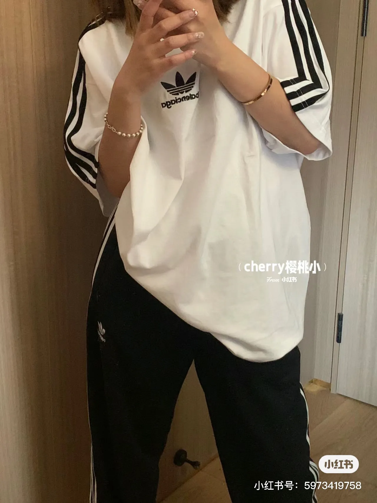♻️💯Upper body reference model picture❤️Top tested version - BALENCIAGA - Balenciaga co-branded Adidas Adidas clover striped LOGO offset printed short-sleeved T-shirt. The quality of No.1 in this market Real ceiling quality ✅All original development drawings pay attention to details to avoid mixed sales of stolen pictures ✅Correct 260g custom-woven and dyed double-yarn pure cotton fabric No color difference in custom-dyed threads ✅Correct imported material printing Conley machine white ink direct injection process The letters are clear and three-dimensional, firm and do not fall off ✅Overweight craftsmanship The original version is consistent Differential market currency Here I will explain why I am a little more expensive than others, 1. It seems to be a simple printing or embroidery, but it is not simple at all. 10000% imported machine restoration is not just a lip service. You are welcome to compare with peers. 2. Each model is produced by the company. The details of workmanship and fabrics are consistent with the original ones. It is guaranteed that there will be no color difference with the counters. Reproduction is not scary. Whoever is fake will be embarrassed. It’s not shameful to make a replica, it’s shameful if you can’t buy the correct version if you make a replica. 3. Note that the threaded collars are all original collars of certain countries and regions, with high wrapping. The width of the neckline and cabinets are accurate to the millimeter. Thick necklines are not easy to deform. The collars of high-end products are all restored cabinets. They are different from the big collars in the world. Ordinary garbage short-sleeves are printed with a print. The clavicle of the upper body is exposed. Please be patient. Customers who have bought genuine products or have seen genuine products will come back to place orders again. This is quality. This is quality. 4. Different styles of washed wheat main wheat, including imported wheat, have different colors and codes. Really restore the counter. As we all know, Balenciaga has different English or different colors on the collar labels of each quarter. This distinguishes the fast food products with the same common main wheat washed wheat. 5. Pay attention to the workmanship. The stitching at the neckline has no folds, smooth and natural without overlapping lines, and truly restores this. This is something that many people cannot do. 6. The fabric is made of 260g Paris-specific double yarn. No one can make better fabrics than my family. There's really no way to compare it with the ordinary version on the market. Respect it. It's genuine and costs thousands of dollars anyway. Don't buy street stalls. Quality 7. The workmanship is fully restored. The packaging is fully restored. The cost is huge. 8. I guarantee here that this is the highest quality you can find. Color: white black Size: XS to L P: 290