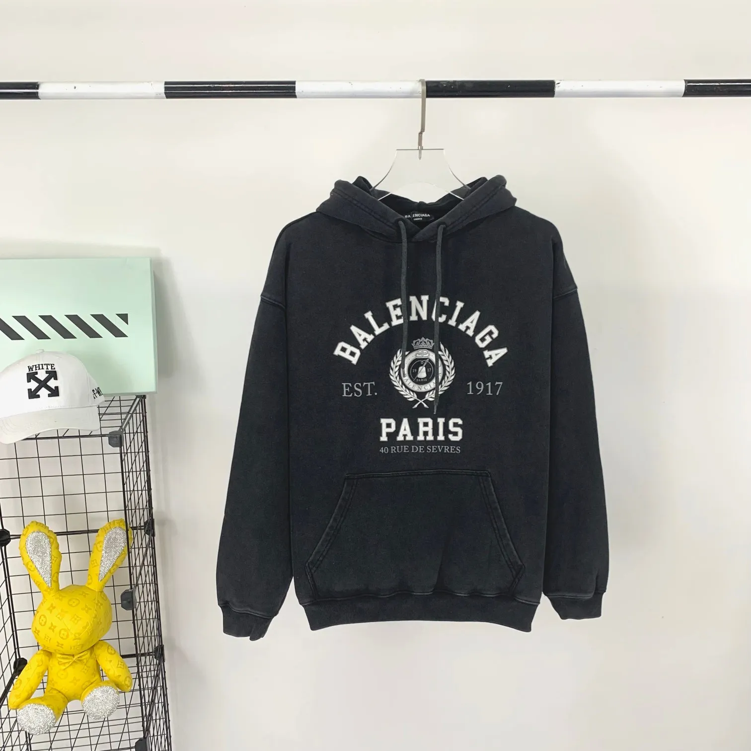 Spring and autumn top-notch proven version BALENCIAGA Paris designer 2022 Crown Wheat 1917 letter cracked print male and female couple star same style hooded hoodie sweatshirt huge cost single product. In terms of fabric alone, 480 grams of pure cotton combed terry fabric, plus the fabric needs to be pre-shrunk in advance and then fried and aged, is enough to drink a pot! The printing uses Kornit digital direct injection cracking process. Because it's primed, you don't have to worry about the print falling off if it bursts. A full set of customized accessories, synchronized at the counter, and consistent coding. Color: Washed Black Size: XS-L P:460