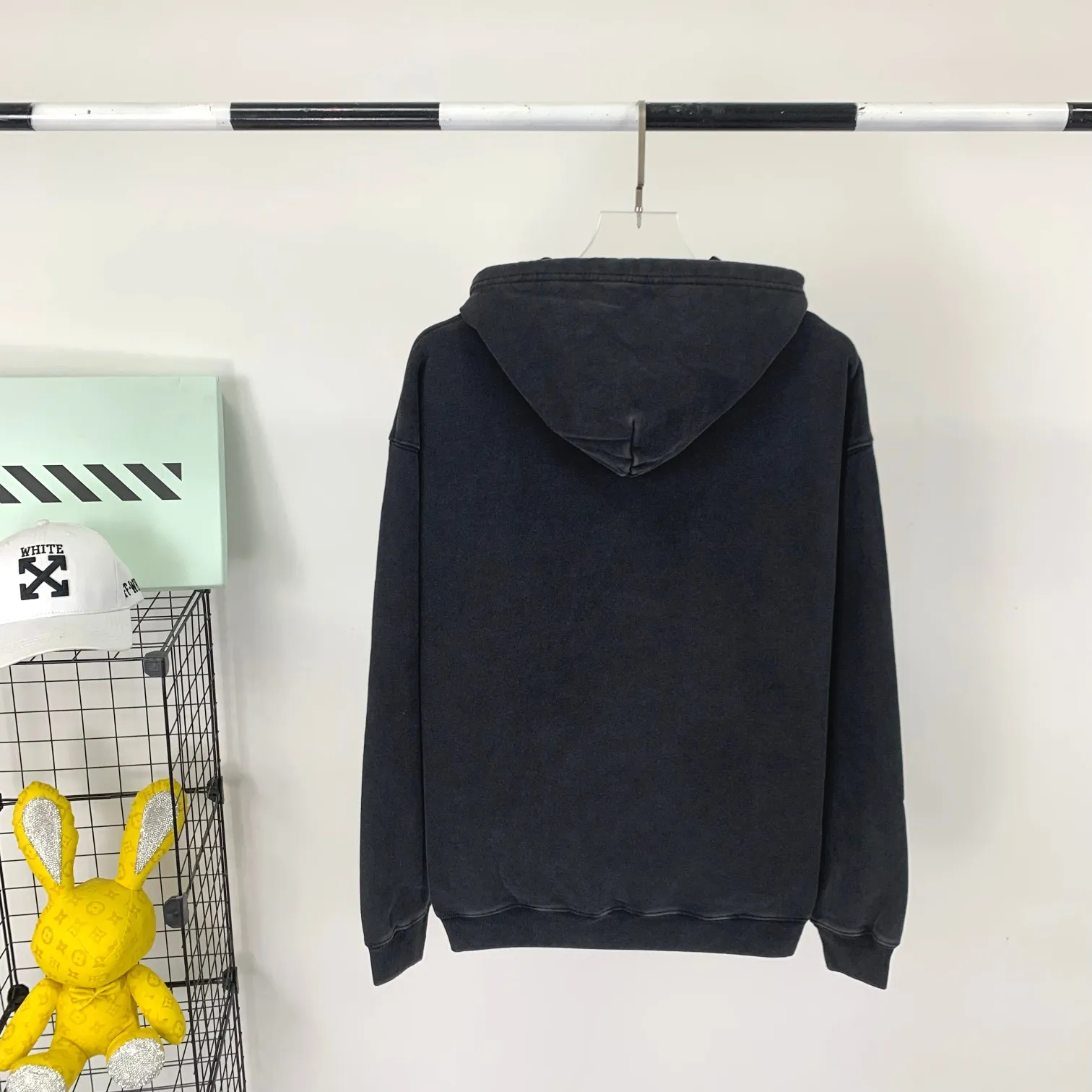Spring and autumn top-notch proven version BALENCIAGA Paris designer 2022 Crown Wheat 1917 letter cracked print male and female couple star same style hooded hoodie sweatshirt huge cost single product. In terms of fabric alone, 480 grams of pure cotton combed terry fabric, plus the fabric needs to be pre-shrunk in advance and then fried and aged, is enough to drink a pot! The printing uses Kornit digital direct injection cracking process. Because it's primed, you don't have to worry about the print falling off if it bursts. A full set of customized accessories, synchronized at the counter, and consistent coding. Color: Washed Black Size: XS-L P:460