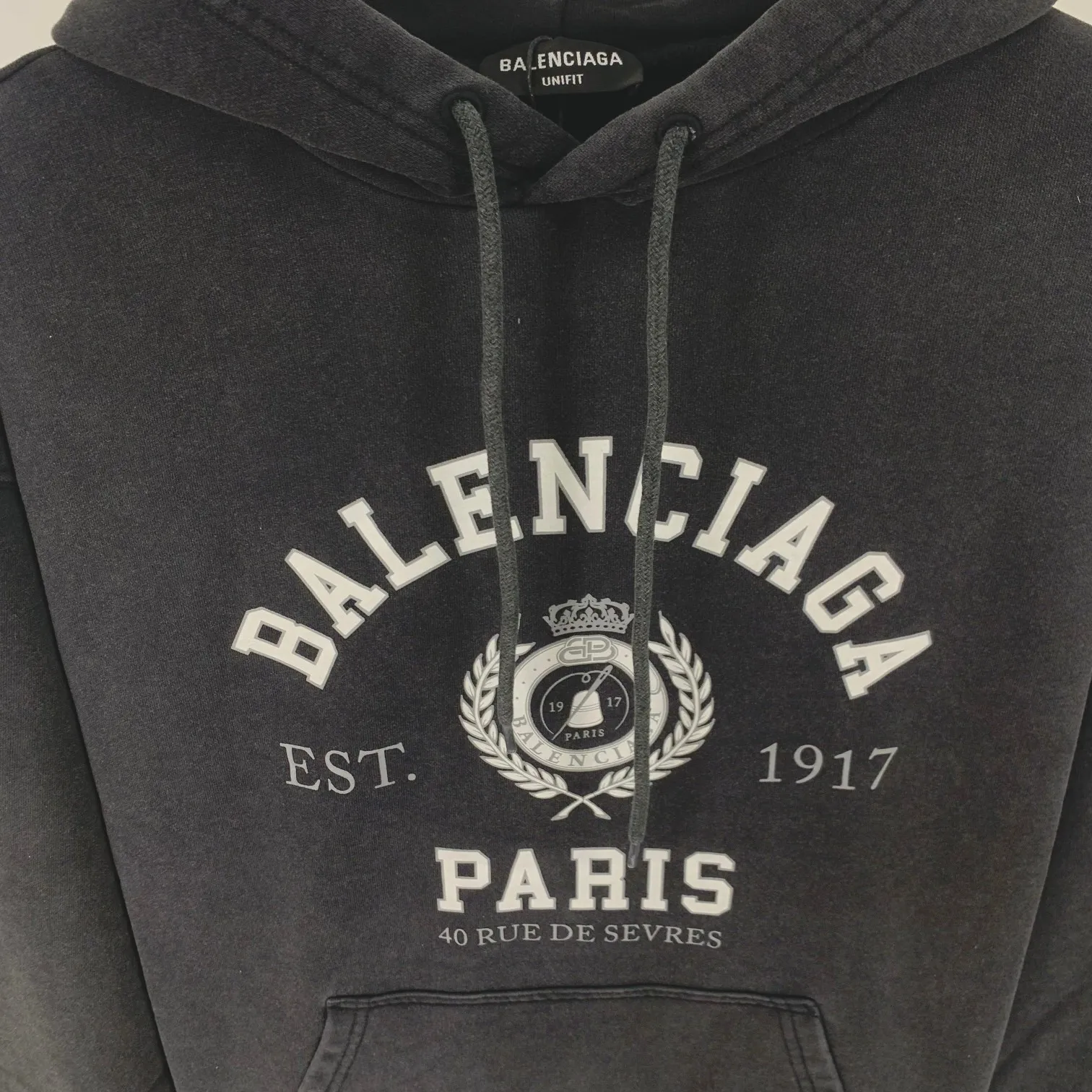 Spring and autumn top-notch proven version BALENCIAGA Paris designer 2022 Crown Wheat 1917 letter cracked print male and female couple star same style hooded hoodie sweatshirt huge cost single product. In terms of fabric alone, 480 grams of pure cotton combed terry fabric, plus the fabric needs to be pre-shrunk in advance and then fried and aged, is enough to drink a pot! The printing uses Kornit digital direct injection cracking process. Because it's primed, you don't have to worry about the print falling off if it bursts. A full set of customized accessories, synchronized at the counter, and consistent coding. Color: Washed Black Size: XS-L P:460