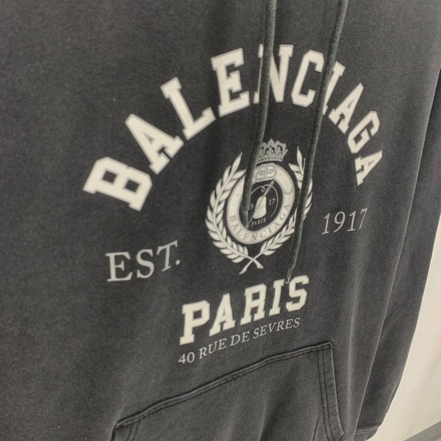 Spring and autumn top-notch proven version BALENCIAGA Paris designer 2022 Crown Wheat 1917 letter cracked print male and female couple star same style hooded hoodie sweatshirt huge cost single product. In terms of fabric alone, 480 grams of pure cotton combed terry fabric, plus the fabric needs to be pre-shrunk in advance and then fried and aged, is enough to drink a pot! The printing uses Kornit digital direct injection cracking process. Because it's primed, you don't have to worry about the print falling off if it bursts. A full set of customized accessories, synchronized at the counter, and consistent coding. Color: Washed Black Size: XS-L P:460