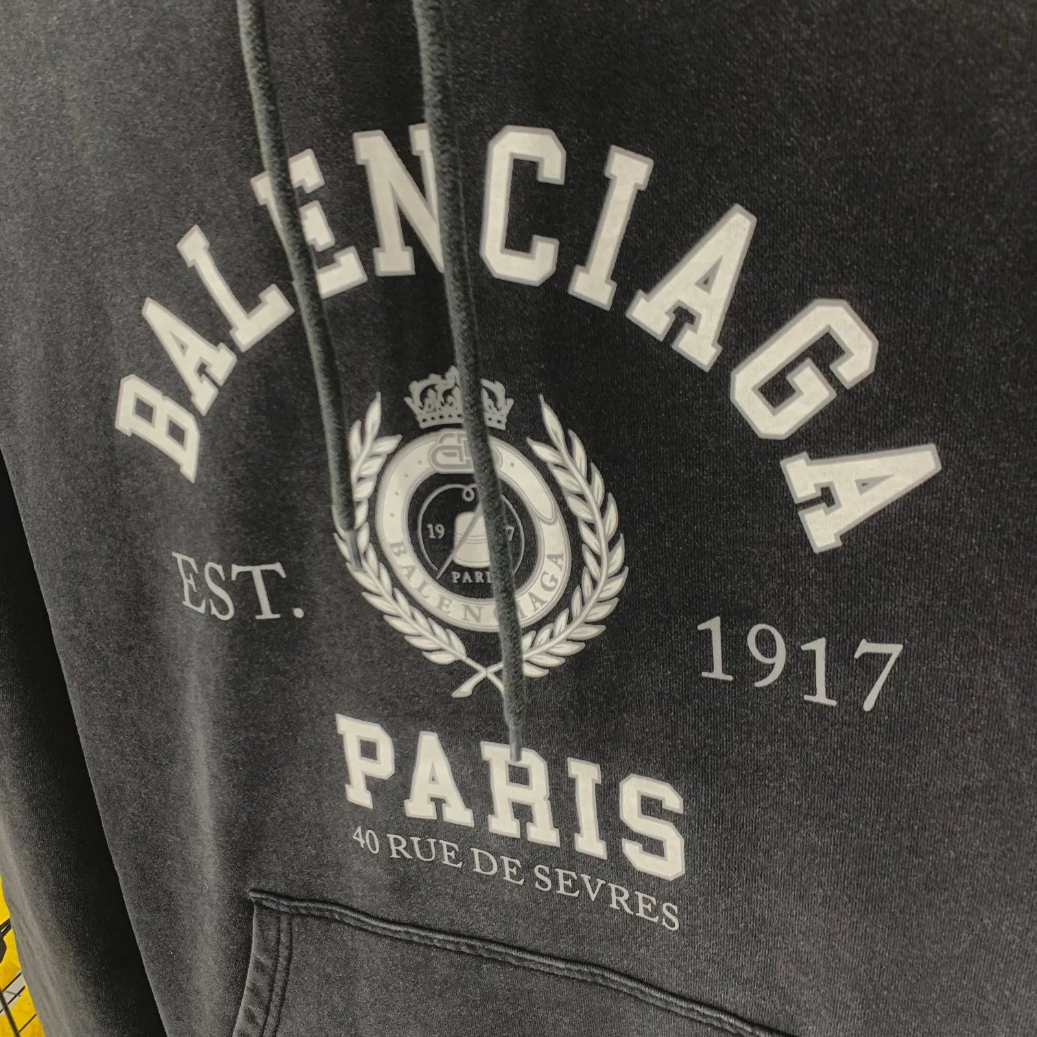 Spring and autumn top-notch proven version BALENCIAGA Paris designer 2022 Crown Wheat 1917 letter cracked print male and female couple star same style hooded hoodie sweatshirt huge cost single product. In terms of fabric alone, 480 grams of pure cotton combed terry fabric, plus the fabric needs to be pre-shrunk in advance and then fried and aged, is enough to drink a pot! The printing uses Kornit digital direct injection cracking process. Because it's primed, you don't have to worry about the print falling off if it bursts. A full set of customized accessories, synchronized at the counter, and consistent coding. Color: Washed Black Size: XS-L P:460