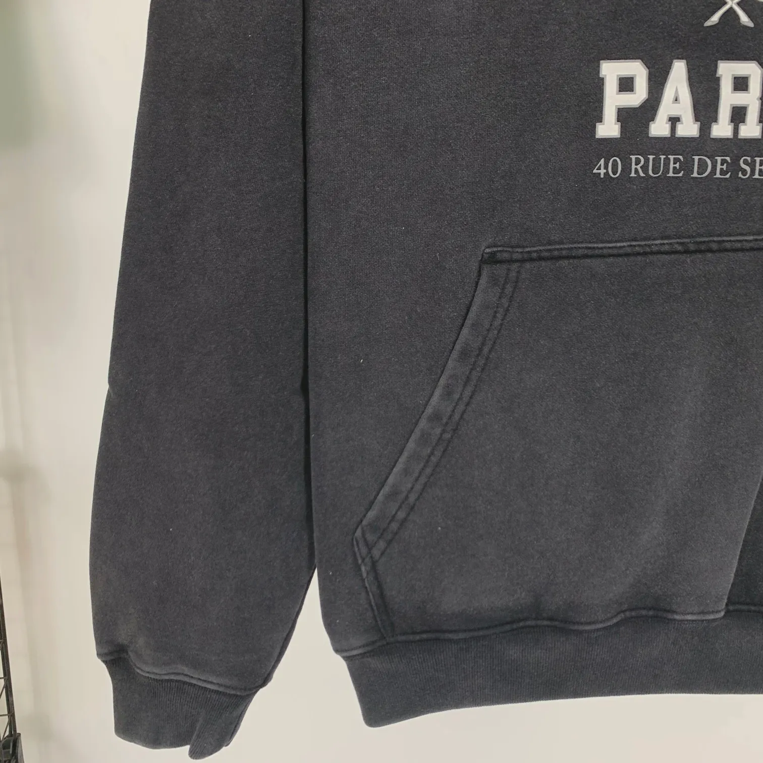 Spring and autumn top-notch proven version BALENCIAGA Paris designer 2022 Crown Wheat 1917 letter cracked print male and female couple star same style hooded hoodie sweatshirt huge cost single product. In terms of fabric alone, 480 grams of pure cotton combed terry fabric, plus the fabric needs to be pre-shrunk in advance and then fried and aged, is enough to drink a pot! The printing uses Kornit digital direct injection cracking process. Because it's primed, you don't have to worry about the print falling off if it bursts. A full set of customized accessories, synchronized at the counter, and consistent coding. Color: Washed Black Size: XS-L P:460