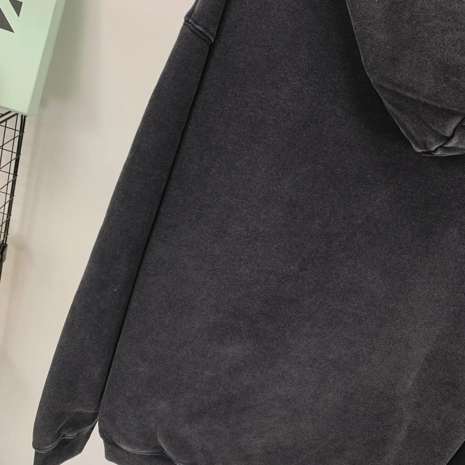 Spring and autumn top-notch proven version BALENCIAGA Paris designer 2022 Crown Wheat 1917 letter cracked print male and female couple star same style hooded hoodie sweatshirt huge cost single product. In terms of fabric alone, 480 grams of pure cotton combed terry fabric, plus the fabric needs to be pre-shrunk in advance and then fried and aged, is enough to drink a pot! The printing uses Kornit digital direct injection cracking process. Because it's primed, you don't have to worry about the print falling off if it bursts. A full set of customized accessories, synchronized at the counter, and consistent coding. Color: Washed Black Size: XS-L P:460