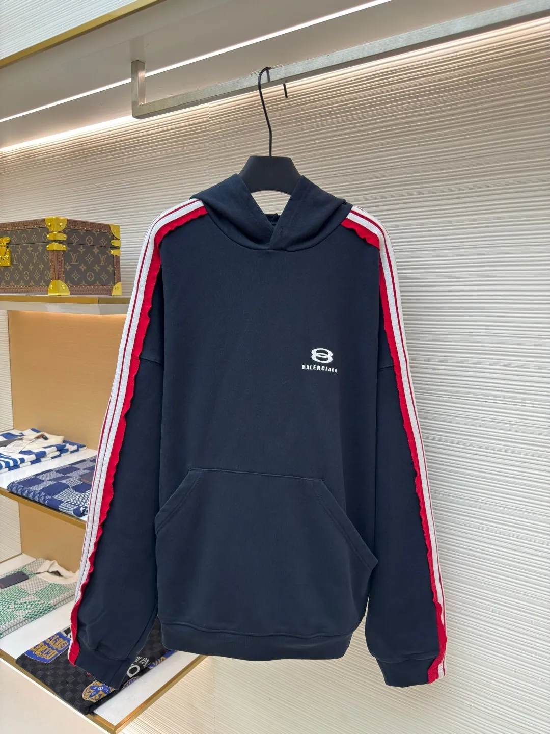 Balenciaga shoulder bar hooded sweatshirt ●Authentic product: Purchased and developed for 13800 ●Item number: 1680427-B20 ●Fabric: pure cotton fabric ●Technology: made on positioning cutting machine ●Version: loose fit ●Weight: about 1130 grams ●Size: XS-S-M-L ●Description: Balenciaga Shoulder bar hooded sweatshirt, custom-woven and dyed original fabric of the same specifications, custom-dyed fabric in small vats and matching ribs, 380 grams in weight. The key and difficult craftsmanship is the splicing of five pit strips of webbing across the shoulders, and the one-piece sleeves are made after overcoating the front and back pieces. The materials are all developed and dyed, and even the edge ribs of the webbing are also made to have no color difference. The overall line is straight and delicate, the fabric is comfortable and soft, the color is consistent and there is no color difference. It can be matched with the same style to create a fashionable look, to control various occasions, customized accessories, complete three standards, the same style for men and women!