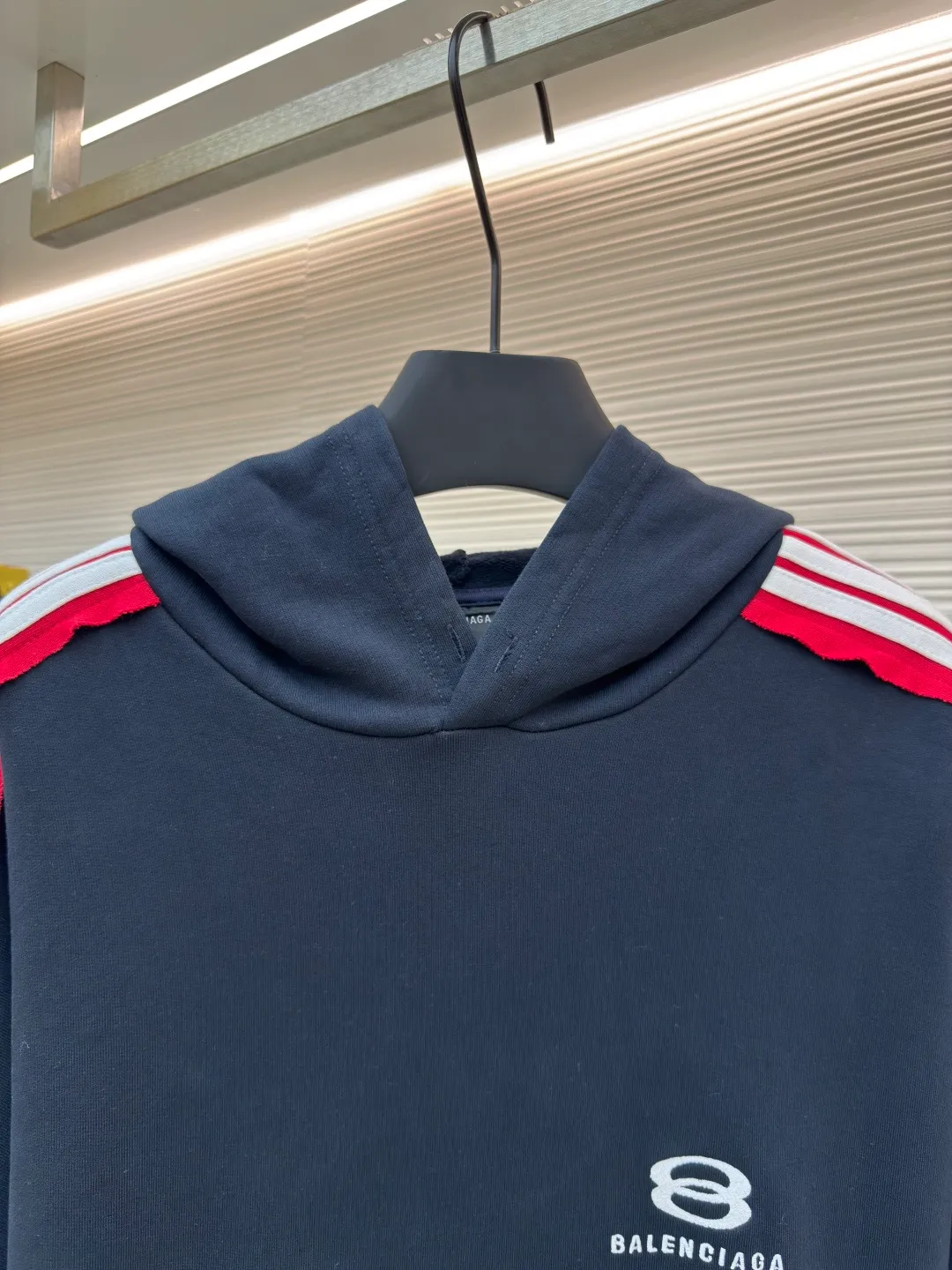 Balenciaga shoulder bar hooded sweatshirt ●Authentic product: Purchased and developed for 13800 ●Item number: 1680427-B20 ●Fabric: pure cotton fabric ●Technology: made on positioning cutting machine ●Version: loose fit ●Weight: about 1130 grams ●Size: XS-S-M-L ●Description: Balenciaga Shoulder bar hooded sweatshirt, custom-woven and dyed original fabric of the same specifications, custom-dyed fabric in small vats and matching ribs, 380 grams in weight. The key and difficult craftsmanship is the splicing of five pit strips of webbing across the shoulders, and the one-piece sleeves are made after overcoating the front and back pieces. The materials are all developed and dyed, and even the edge ribs of the webbing are also made to have no color difference. The overall line is straight and delicate, the fabric is comfortable and soft, the color is consistent and there is no color difference. It can be matched with the same style to create a fashionable look, to control various occasions, customized accessories, complete three standards, the same style for men and women!