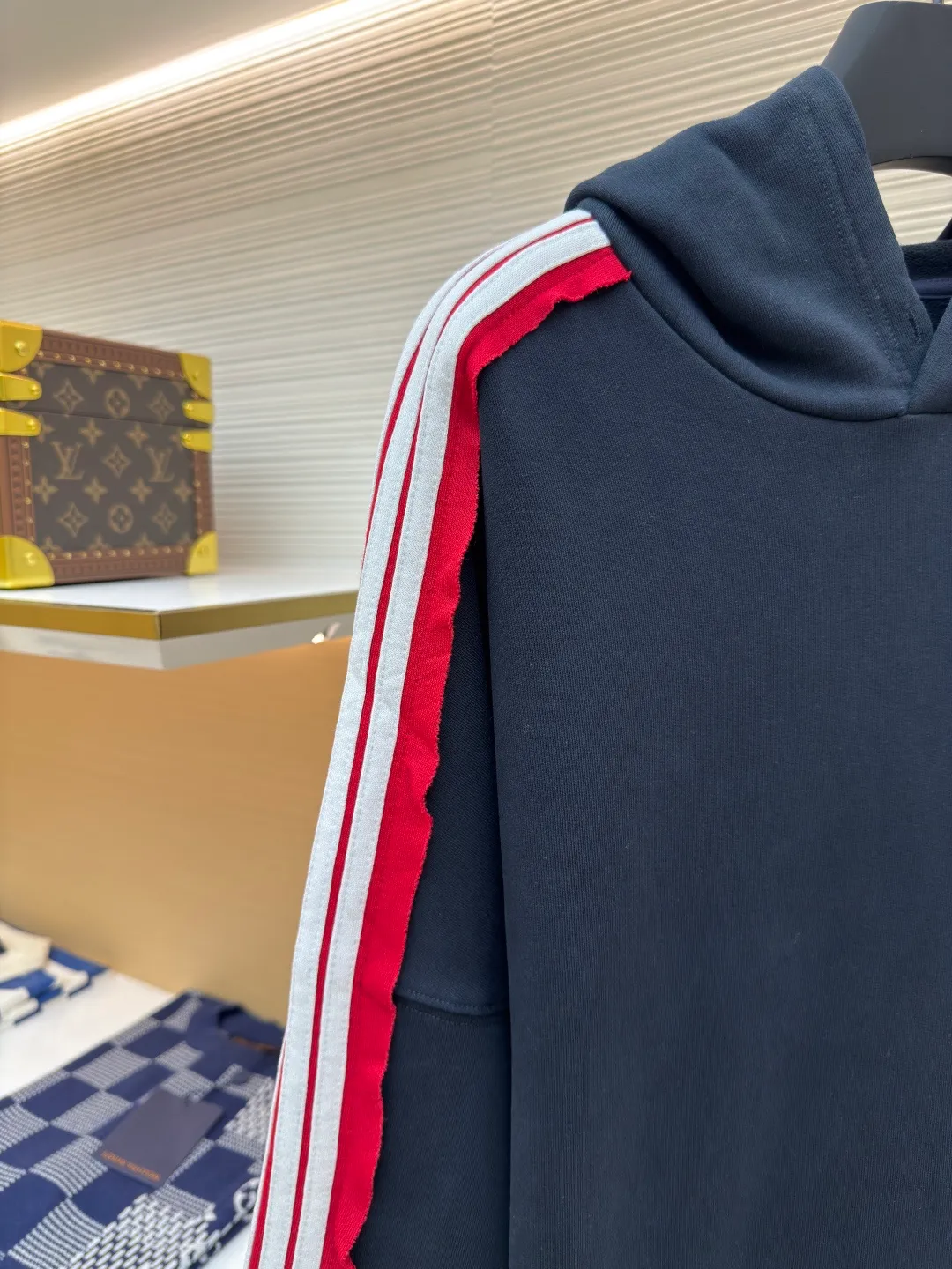 Balenciaga shoulder bar hooded sweatshirt ●Authentic product: Purchased and developed for 13800 ●Item number: 1680427-B20 ●Fabric: pure cotton fabric ●Technology: made on positioning cutting machine ●Version: loose fit ●Weight: about 1130 grams ●Size: XS-S-M-L ●Description: Balenciaga Shoulder bar hooded sweatshirt, custom-woven and dyed original fabric of the same specifications, custom-dyed fabric in small vats and matching ribs, 380 grams in weight. The key and difficult craftsmanship is the splicing of five pit strips of webbing across the shoulders, and the one-piece sleeves are made after overcoating the front and back pieces. The materials are all developed and dyed, and even the edge ribs of the webbing are also made to have no color difference. The overall line is straight and delicate, the fabric is comfortable and soft, the color is consistent and there is no color difference. It can be matched with the same style to create a fashionable look, to control various occasions, customized accessories, complete three standards, the same style for men and women!