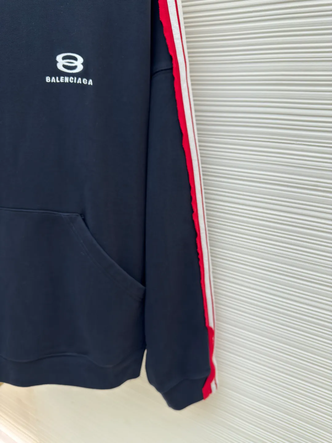 Balenciaga shoulder bar hooded sweatshirt ●Authentic product: Purchased and developed for 13800 ●Item number: 1680427-B20 ●Fabric: pure cotton fabric ●Technology: made on positioning cutting machine ●Version: loose fit ●Weight: about 1130 grams ●Size: XS-S-M-L ●Description: Balenciaga Shoulder bar hooded sweatshirt, custom-woven and dyed original fabric of the same specifications, custom-dyed fabric in small vats and matching ribs, 380 grams in weight. The key and difficult craftsmanship is the splicing of five pit strips of webbing across the shoulders, and the one-piece sleeves are made after overcoating the front and back pieces. The materials are all developed and dyed, and even the edge ribs of the webbing are also made to have no color difference. The overall line is straight and delicate, the fabric is comfortable and soft, the color is consistent and there is no color difference. It can be matched with the same style to create a fashionable look, to control various occasions, customized accessories, complete three standards, the same style for men and women!