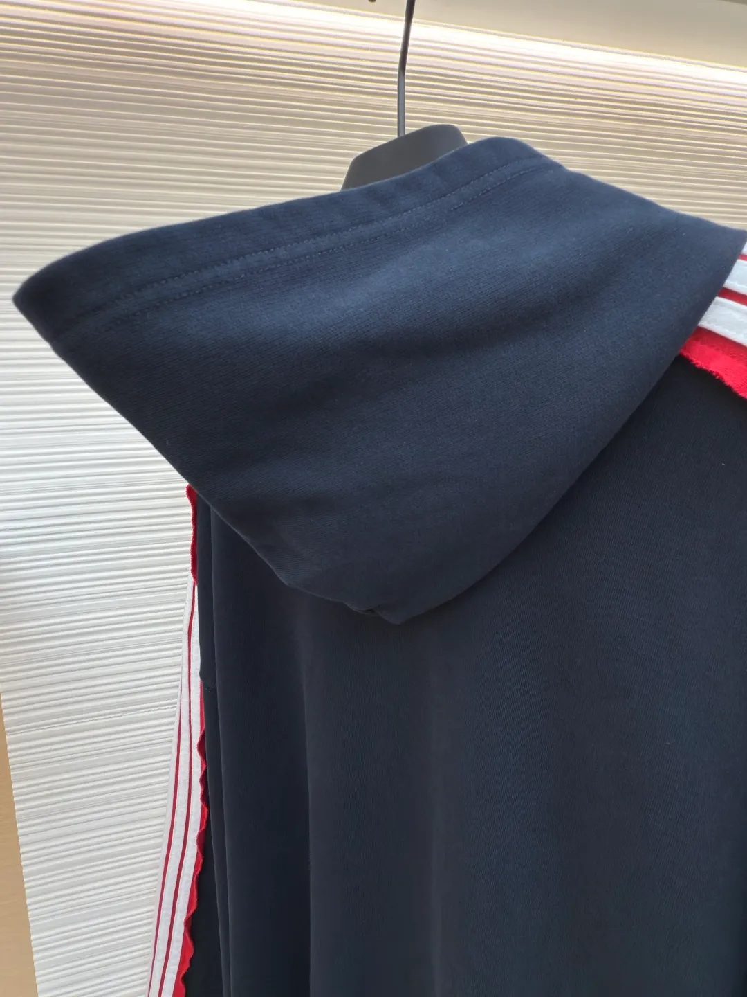 Balenciaga shoulder bar hooded sweatshirt ●Authentic product: Purchased and developed for 13800 ●Item number: 1680427-B20 ●Fabric: pure cotton fabric ●Technology: made on positioning cutting machine ●Version: loose fit ●Weight: about 1130 grams ●Size: XS-S-M-L ●Description: Balenciaga Shoulder bar hooded sweatshirt, custom-woven and dyed original fabric of the same specifications, custom-dyed fabric in small vats and matching ribs, 380 grams in weight. The key and difficult craftsmanship is the splicing of five pit strips of webbing across the shoulders, and the one-piece sleeves are made after overcoating the front and back pieces. The materials are all developed and dyed, and even the edge ribs of the webbing are also made to have no color difference. The overall line is straight and delicate, the fabric is comfortable and soft, the color is consistent and there is no color difference. It can be matched with the same style to create a fashionable look, to control various occasions, customized accessories, complete three standards, the same style for men and women!