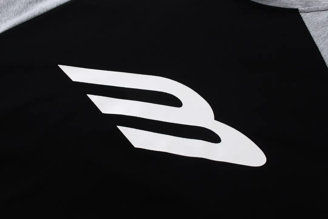 🅿️250 real photos [Top version. Official website quality] BALENCI*GA/Paris #2024 new style 3M letters classic print. Hand-painted. Graffiti. Worn and distressed. Three-quarter sleeve hooded long-sleeved T-shirt. #2024 Spring and Summer Brick Cabinet Synchronization Welcome to compare. The fabric is made of Paris ZP custom-woven and dyed cotton double yarn, with a weight of 260 grams. The cloth surface is clean. The cloth pattern is clear, soft and comfortable. The threads are dyed with no color difference. The classic letter LOGO is printed with imported environmentally friendly glue. The letters are clear and the effect is three-dimensional. Ready-to-wear hand-painted graffiti distressed. Extra heavy craftsmanship. Restore the brick cabinet, adopt the OS loose shoulder style. Same style for men and women. Code: BL225039 Color: Black Size: XS S M L