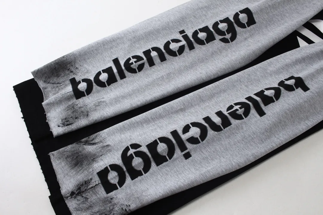 🅿️250 real photos [Top version. Official website quality] BALENCI*GA/Paris #2024 new style 3M letters classic print. Hand-painted. Graffiti. Worn and distressed. Three-quarter sleeve hooded long-sleeved T-shirt. #2024 Spring and Summer Brick Cabinet Synchronization Welcome to compare. The fabric is made of Paris ZP custom-woven and dyed cotton double yarn, with a weight of 260 grams. The cloth surface is clean. The cloth pattern is clear, soft and comfortable. The threads are dyed with no color difference. The classic letter LOGO is printed with imported environmentally friendly glue. The letters are clear and the effect is three-dimensional. Ready-to-wear hand-painted graffiti distressed. Extra heavy craftsmanship. Restore the brick cabinet, adopt the OS loose shoulder style. Same style for men and women. Code: BL225039 Color: Black Size: XS S M L
