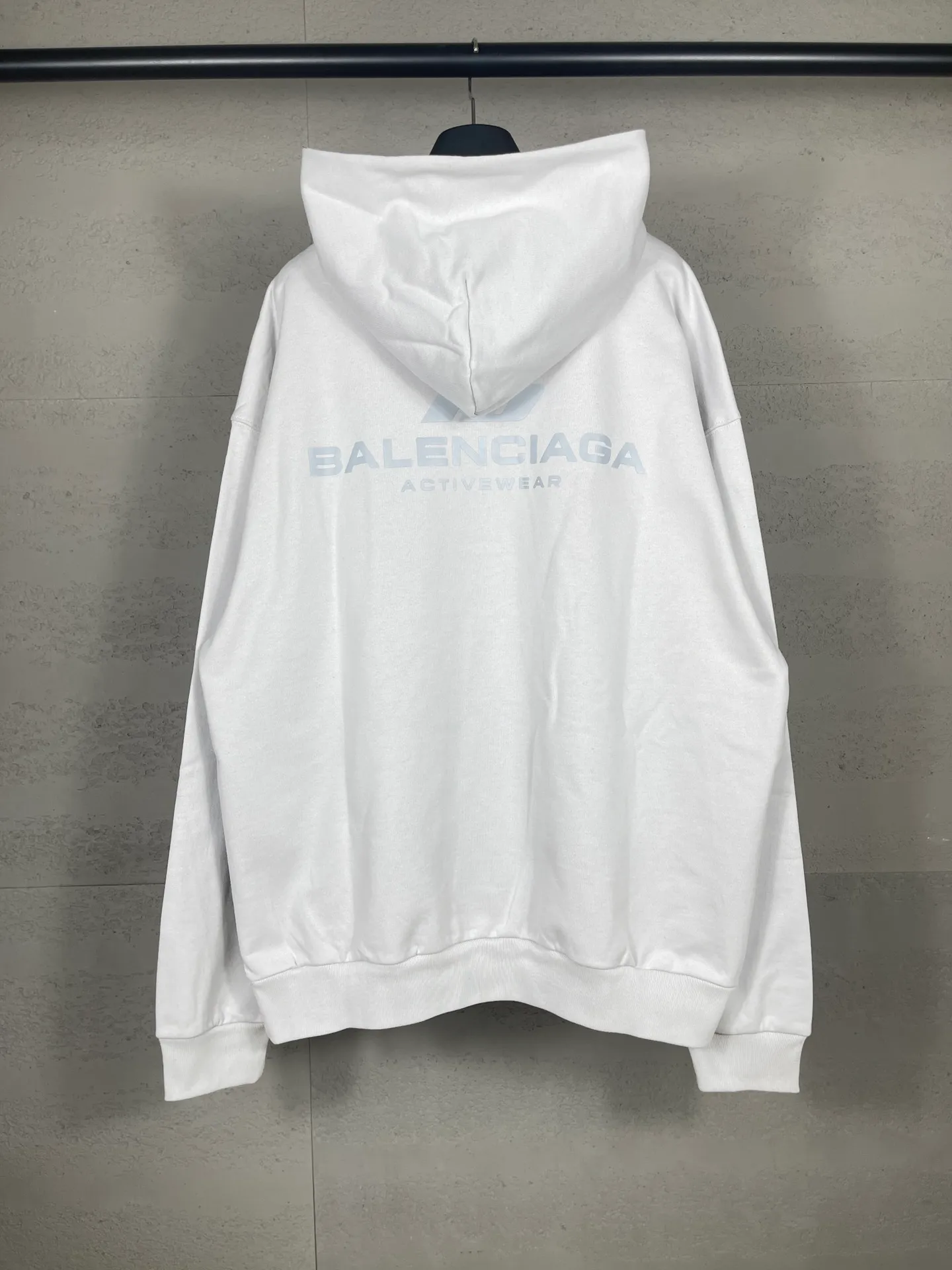 🅿️300 real photos [Top version. Official website quality] BALENCI*GA/Paris. 2024 new style. Hooded sweatshirt with front and rear LOGO reflective letters, brick cabinet synchronization. Developed as genuine product at the first time, welcome to compare! The fabric is made of Paris ZP custom-woven and dyed cotton terry sweatshirt. Weighing 460 grams, the cloth surface is clean. The cloth pattern is clear, soft and comfortable. The threads are dyed with no color difference. Get reflective film beforehand. The effect will be three-dimensional. Restore the brick cabinet. Different market currency, welcome to compare, the version adopts OS loose shoulder version. Same style for men and women Coding: BL238929 Color: black, off-white Size: XS S M L