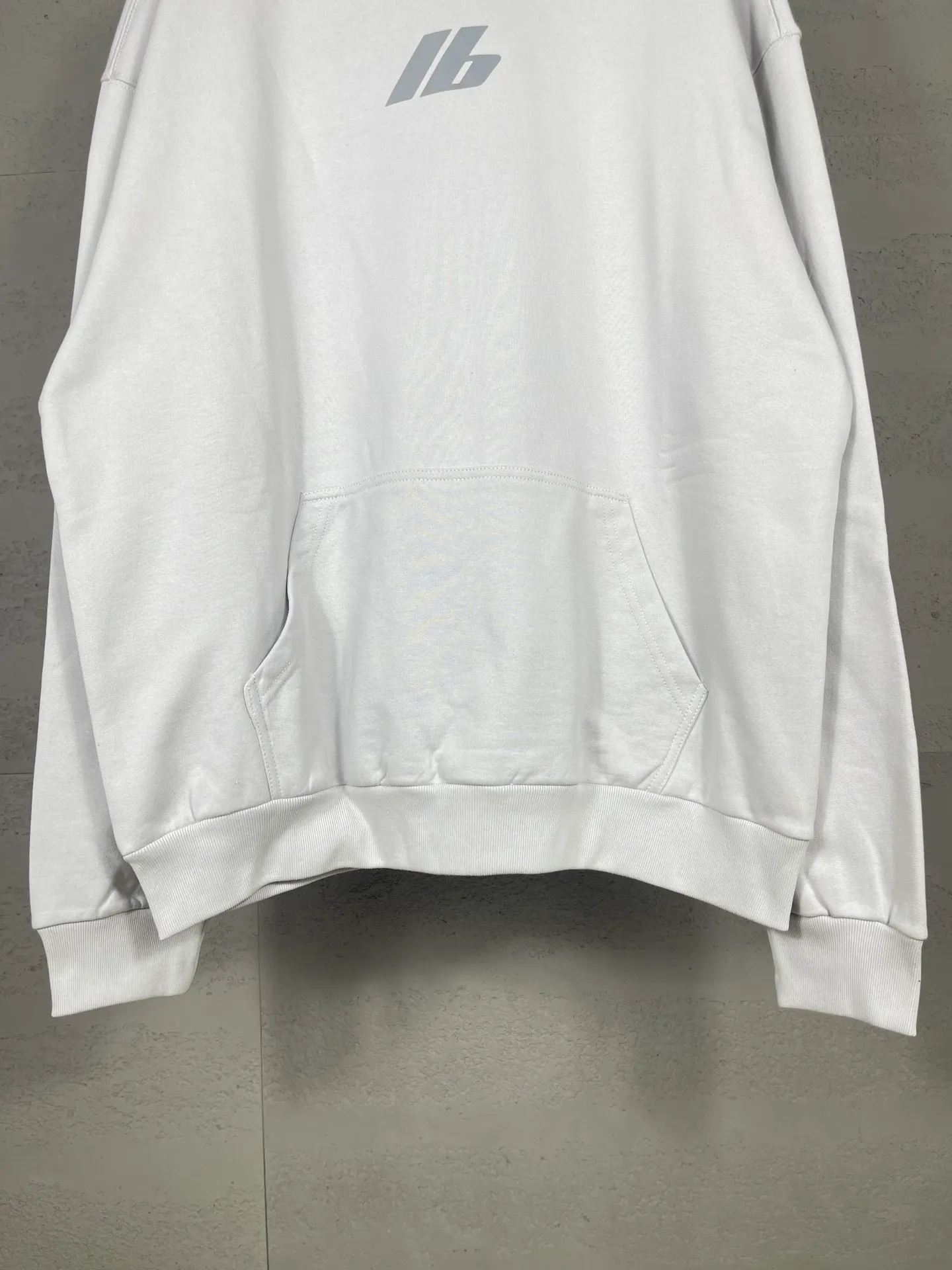 🅿️300 real photos [Top version. Official website quality] BALENCI*GA/Paris. 2024 new style. Hooded sweatshirt with front and rear LOGO reflective letters, brick cabinet synchronization. Developed as genuine product at the first time, welcome to compare! The fabric is made of Paris ZP custom-woven and dyed cotton terry sweatshirt. Weighing 460 grams, the cloth surface is clean. The cloth pattern is clear, soft and comfortable. The threads are dyed with no color difference. Get reflective film beforehand. The effect will be three-dimensional. Restore the brick cabinet. Different market currency, welcome to compare, the version adopts OS loose shoulder version. Same style for men and women Coding: BL238929 Color: black, off-white Size: XS S M L