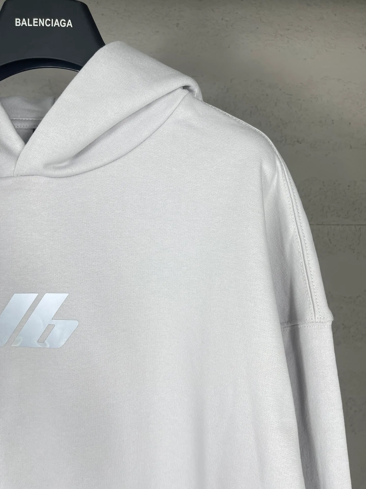 🅿️300 real photos [Top version. Official website quality] BALENCI*GA/Paris. 2024 new style. Hooded sweatshirt with front and rear LOGO reflective letters, brick cabinet synchronization. Developed as genuine product at the first time, welcome to compare! The fabric is made of Paris ZP custom-woven and dyed cotton terry sweatshirt. Weighing 460 grams, the cloth surface is clean. The cloth pattern is clear, soft and comfortable. The threads are dyed with no color difference. Get reflective film beforehand. The effect will be three-dimensional. Restore the brick cabinet. Different market currency, welcome to compare, the version adopts OS loose shoulder version. Same style for men and women Coding: BL238929 Color: black, off-white Size: XS S M L