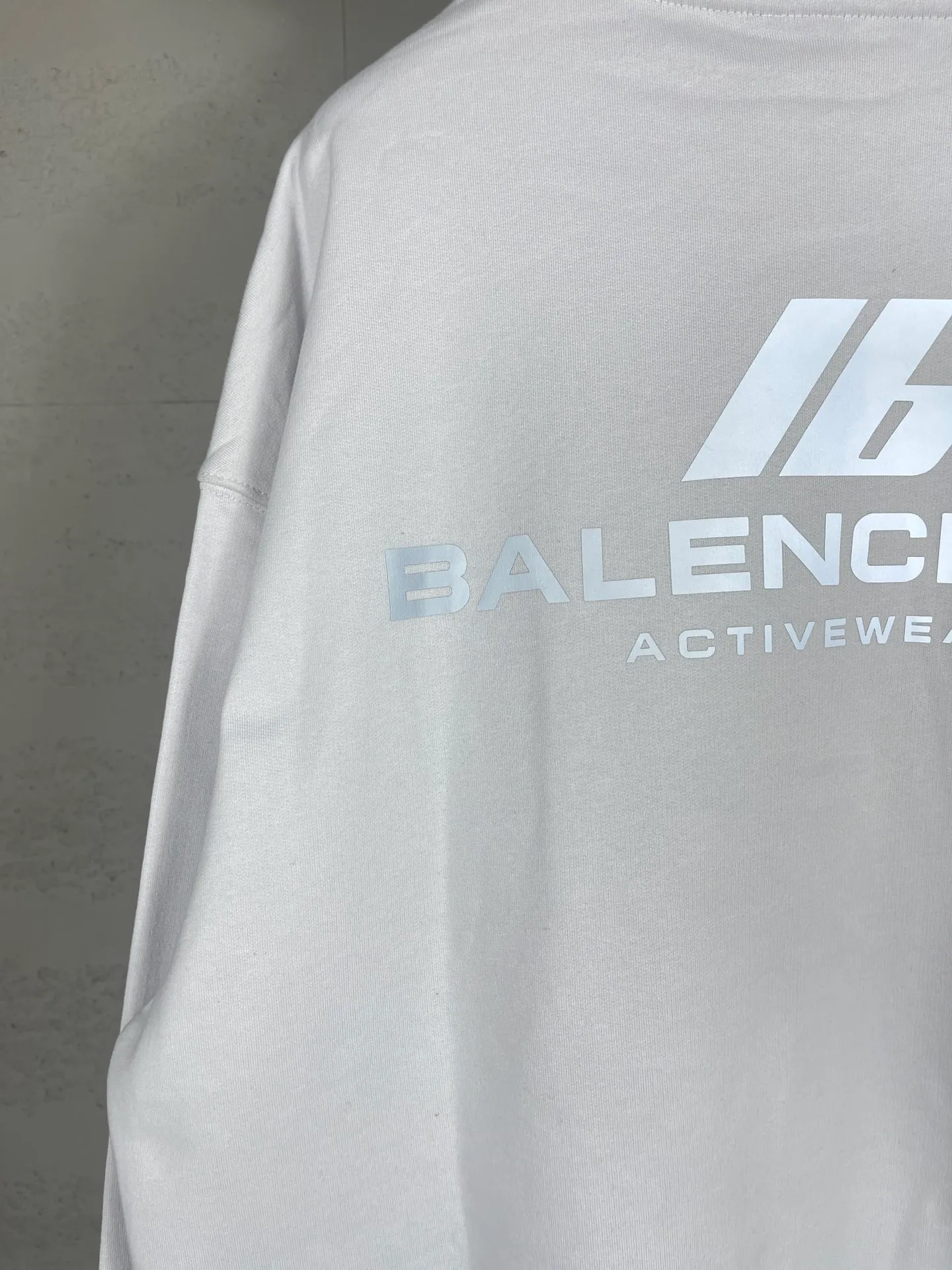 🅿️300 real photos [Top version. Official website quality] BALENCI*GA/Paris. 2024 new style. Hooded sweatshirt with front and rear LOGO reflective letters, brick cabinet synchronization. Developed as genuine product at the first time, welcome to compare! The fabric is made of Paris ZP custom-woven and dyed cotton terry sweatshirt. Weighing 460 grams, the cloth surface is clean. The cloth pattern is clear, soft and comfortable. The threads are dyed with no color difference. Get reflective film beforehand. The effect will be three-dimensional. Restore the brick cabinet. Different market currency, welcome to compare, the version adopts OS loose shoulder version. Same style for men and women Coding: BL238929 Color: black, off-white Size: XS S M L