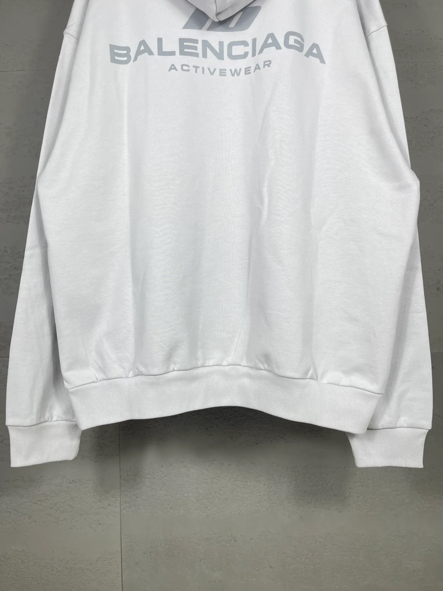 🅿️300 real photos [Top version. Official website quality] BALENCI*GA/Paris. 2024 new style. Hooded sweatshirt with front and rear LOGO reflective letters, brick cabinet synchronization. Developed as genuine product at the first time, welcome to compare! The fabric is made of Paris ZP custom-woven and dyed cotton terry sweatshirt. Weighing 460 grams, the cloth surface is clean. The cloth pattern is clear, soft and comfortable. The threads are dyed with no color difference. Get reflective film beforehand. The effect will be three-dimensional. Restore the brick cabinet. Different market currency, welcome to compare, the version adopts OS loose shoulder version. Same style for men and women Coding: BL238929 Color: black, off-white Size: XS S M L