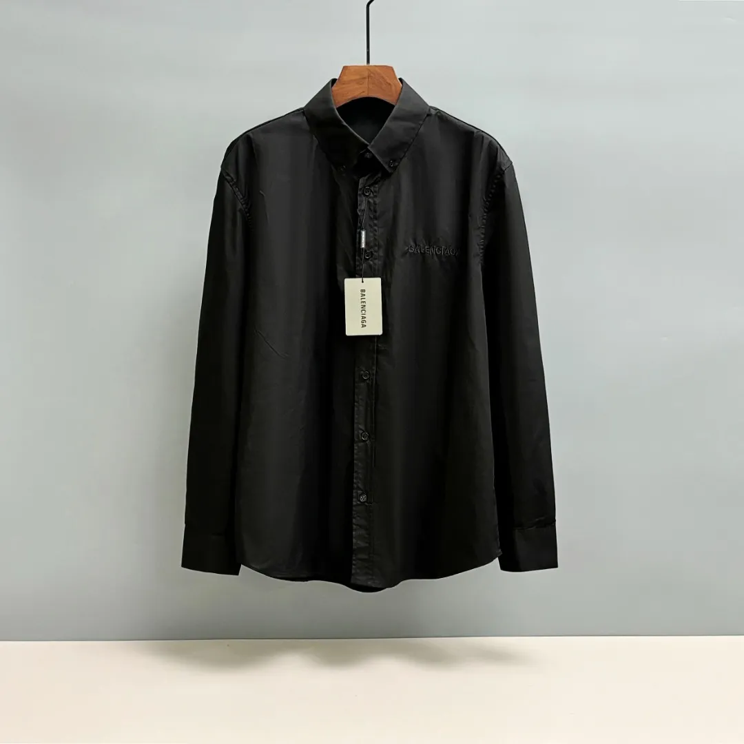 🅿️220 BALENCIAGA/Balenciaga early autumn printed embroidered shirt. Customized classic 40-count plain weave imitation Tencel Paris shirt fabric. Loose fit and three-dimensional upper body. Smooth and natural lines from shoulder line to waistline to hem. Smooth transition of lines. No unnecessary folds or accumulation. The whole body is neat and stretched. Customized Paris logo engraved buttons. Embroidery of Paris letters on the chest. Precise stitching. Silky threading. Paired with large-area printing of the Statue of Liberty on the back. The effect is three-dimensional. The printing fits perfectly with the fabric, and there will be no problems such as color fading, peeling off, etc. Size: S M L XL