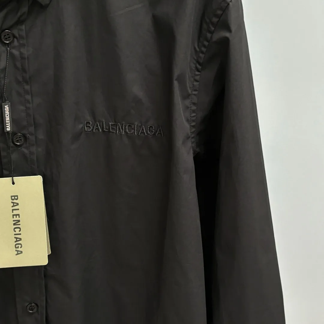 🅿️220 BALENCIAGA/Balenciaga early autumn printed embroidered shirt. Customized classic 40-count plain weave imitation Tencel Paris shirt fabric. Loose fit and three-dimensional upper body. Smooth and natural lines from shoulder line to waistline to hem. Smooth transition of lines. No unnecessary folds or accumulation. The whole body is neat and stretched. Customized Paris logo engraved buttons. Embroidery of Paris letters on the chest. Precise stitching. Silky threading. Paired with large-area printing of the Statue of Liberty on the back. The effect is three-dimensional. The printing fits perfectly with the fabric, and there will be no problems such as color fading, peeling off, etc. Size: S M L XL