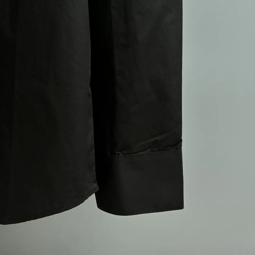 🅿️220 BALENCIAGA/Balenciaga early autumn printed embroidered shirt. Customized classic 40-count plain weave imitation Tencel Paris shirt fabric. Loose fit and three-dimensional upper body. Smooth and natural lines from shoulder line to waistline to hem. Smooth transition of lines. No unnecessary folds or accumulation. The whole body is neat and stretched. Customized Paris logo engraved buttons. Embroidery of Paris letters on the chest. Precise stitching. Silky threading. Paired with large-area printing of the Statue of Liberty on the back. The effect is three-dimensional. The printing fits perfectly with the fabric, and there will be no problems such as color fading, peeling off, etc. Size: S M L XL