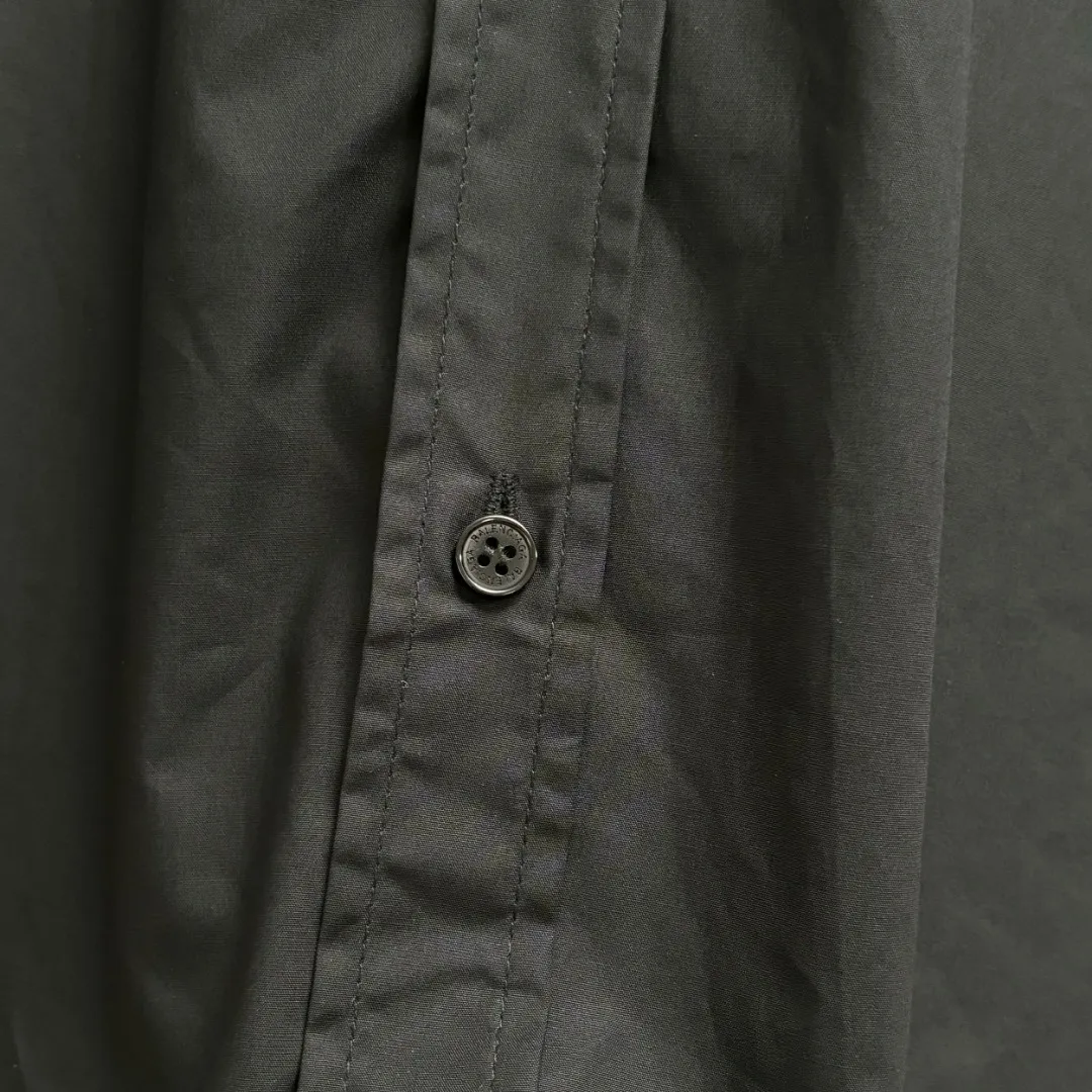 🅿️220 BALENCIAGA/Balenciaga early autumn printed embroidered shirt. Customized classic 40-count plain weave imitation Tencel Paris shirt fabric. Loose fit and three-dimensional upper body. Smooth and natural lines from shoulder line to waistline to hem. Smooth transition of lines. No unnecessary folds or accumulation. The whole body is neat and stretched. Customized Paris logo engraved buttons. Embroidery of Paris letters on the chest. Precise stitching. Silky threading. Paired with large-area printing of the Statue of Liberty on the back. The effect is three-dimensional. The printing fits perfectly with the fabric, and there will be no problems such as color fading, peeling off, etc. Size: S M L XL