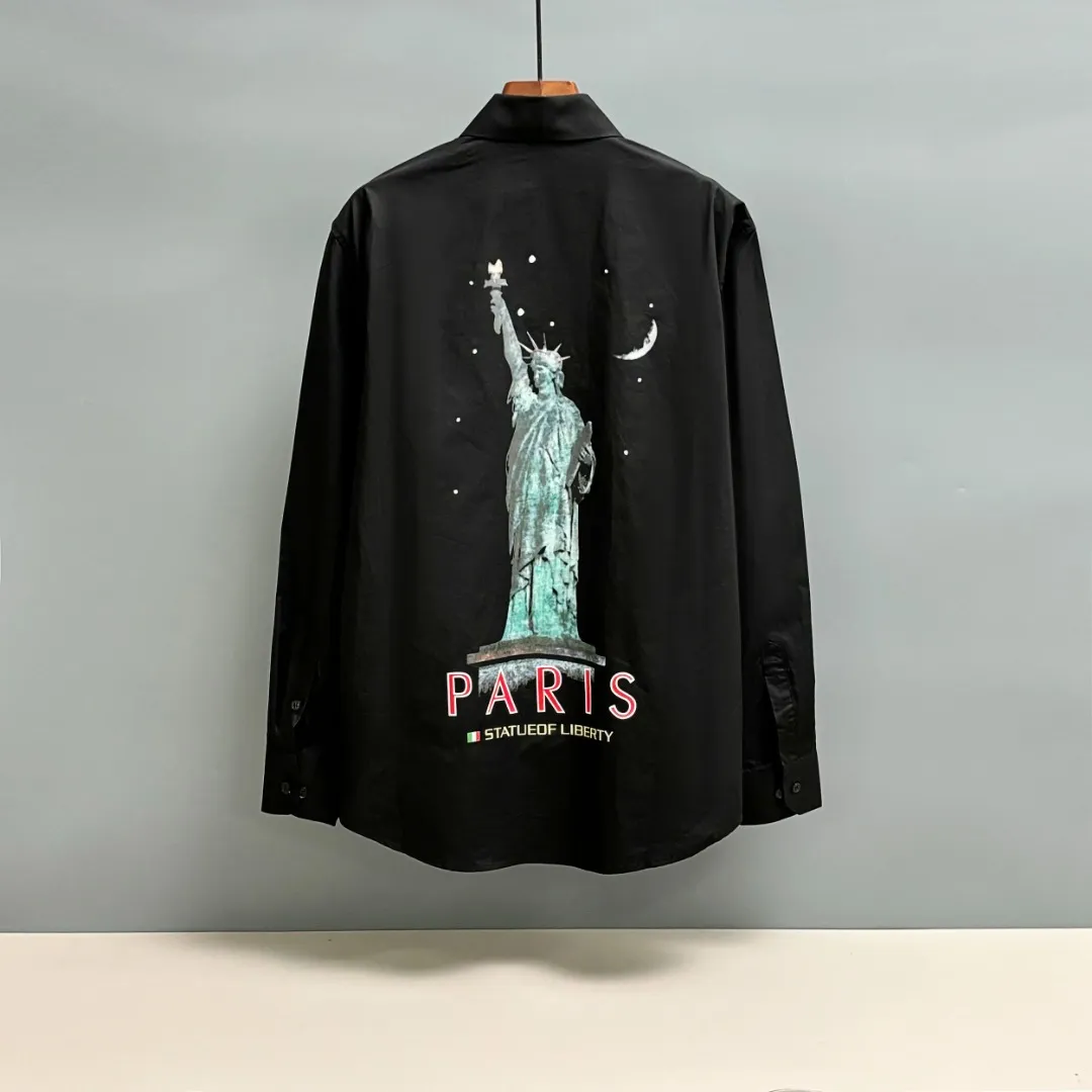 🅿️220 BALENCIAGA/Balenciaga early autumn printed embroidered shirt. Customized classic 40-count plain weave imitation Tencel Paris shirt fabric. Loose fit and three-dimensional upper body. Smooth and natural lines from shoulder line to waistline to hem. Smooth transition of lines. No unnecessary folds or accumulation. The whole body is neat and stretched. Customized Paris logo engraved buttons. Embroidery of Paris letters on the chest. Precise stitching. Silky threading. Paired with large-area printing of the Statue of Liberty on the back. The effect is three-dimensional. The printing fits perfectly with the fabric, and there will be no problems such as color fading, peeling off, etc. Size: S M L XL