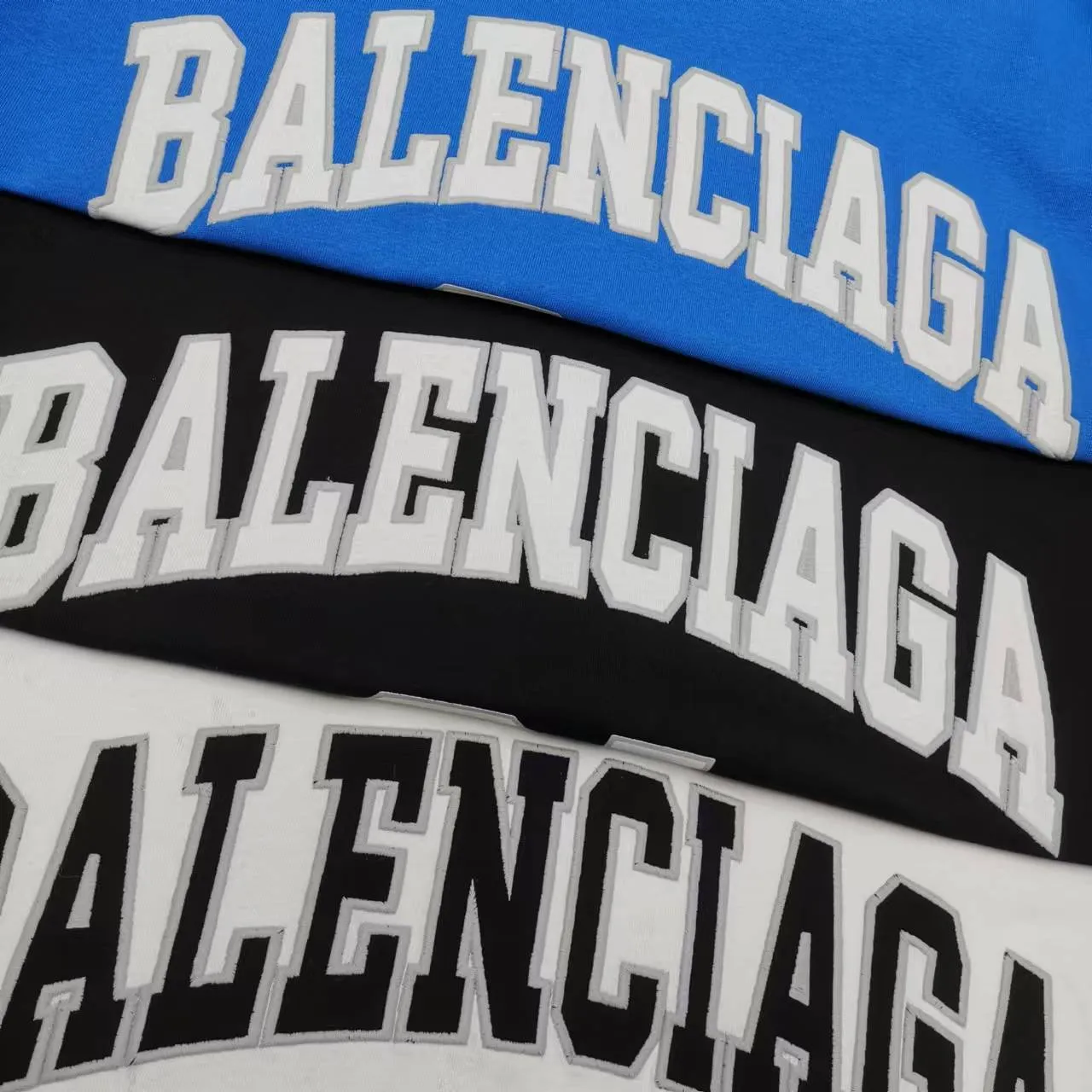 Top version Balenciaga SS25 Front letter embroidery Printed round neck short-sleeved T-shirt High weight double yarn pure cotton fabric Loose version Purchase the original pattern and make a sample. Compare the original fabric, version and details. Fabric: 100% cotton fabric is used, and imported cotton yarn is used. Soft, skin-friendly and non-irritating.  Craftsmanship: The clothing is a front-shoulder version, and all pieces are cut one-to-one by professional masters. Details: All accessories are genuine one-to-one custom-made and fully equipped, including the buttons on the front of the clothing.  Purchase the original benchmarking details fabric, high version, heavy weight 320g double yarn pure cotton fabric, color: blue, black, white, code number: XS S M L P: 310