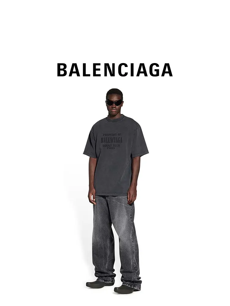 ♻️💯Upper body reference model picture❤️The top tested version BALENCIAGA's new design team printed the same style short-sleeved T-shirts for male and female couples stars. It uses high-coverage screen water slurry technology, and then prints after washing. Ready-made garments are washed, fried snowflakes and sanded. The scrap rate is very high. Full of craftsmanship. 32S 280g double-ply double yarn pure cotton fabric. Ready-made garments are shaped and washed! Full of drape. Accessories: Butter paper with logo, three-label synchronous official website Size: XS-L Color: High-grade gray P:280