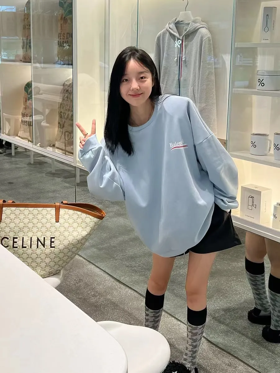 ♻️💯Upper body reference model picture❤️Spring and autumn top-notch proven version of Balenciaga Classic Loose Unisex Pure Cotton Round Neck Sweatshirt. Customized fabrics and printed accessories details are all reproduced one to one. The fabric surface is treated with dust-free woolen craftsmanship, and the shoulder and chain seams are made of 0.8cm bundled strips inside. The special machine-edged double chain-wrapped thread-stitched pure cotton is here to explain why mine is dozens of yuan more expensive than others: 1. Each model is produced by the company. The details of the workmanship and fabrics are consistent with the original ones. There is no color difference between the ones at the counters. Guaranteed no color difference. Replicas are not scary. Whoever is fake is embarrassed. It’s not shameful to make a replica, it’s shameful if you can’t buy the correct version if you make a replica. All of my series can be found in all major places and will be absolutely stunning!  2. The fabric is made of 460 Paris special fabric. No one can make it better than mine. There is really no way to compare with the ordinary version on the market. Respect it. It is authentic and costs thousands of dollars. Don’t go for the quality of street stalls. 3. The workmanship is fully restored and the packaging is fully restored. 4. I guarantee here that this is the highest quality you can find. Size: XS-L Color: haze blue, navy blue, white P:350