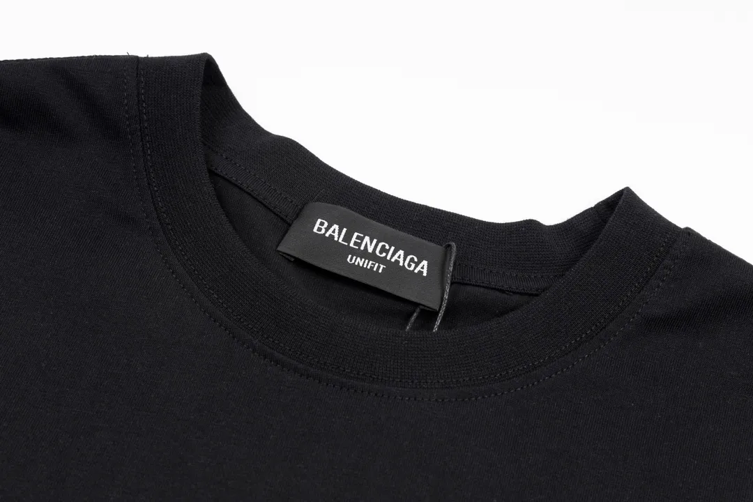🅿️170 Detail Picture [Top version. Official website quality] BALENCI*GA/Paris. Classic style. 22SS#BALENCI*GA# Portrait band direct-injection printed short-sleeved T-shirt. Brick cabinet synchronization. The fabric is made of Paris ZP custom-woven and dyed 100% cotton double yarn compact cotton. The weight is 260 grams, the cloth surface is clean. The cloth pattern is clear, soft and comfortable. The threads are woven and dyed with no color difference. The classic pattern adopts Kornit direct-injection printing, which has no hand feel and a three-dimensional effect, restoring the brick cabinet. The version adopts the OS loose shoulder version. The same style for men and women. Code: BL223037 Color: black. White. Medium gray Size: XS S M L