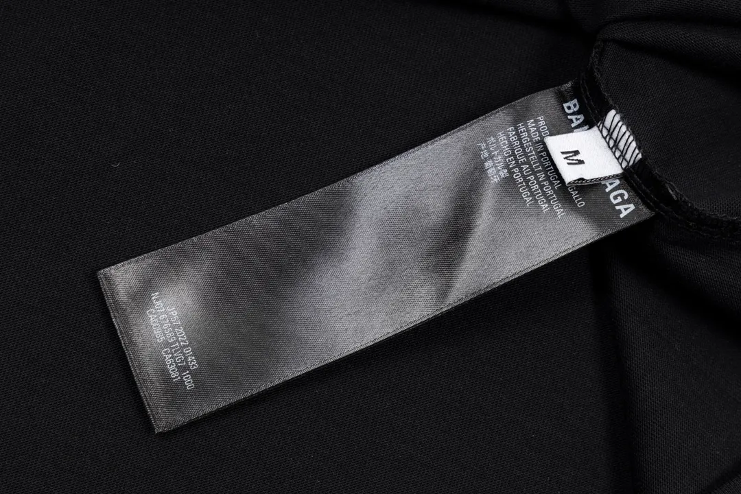 🅿️170 Detail Picture [Top version. Official website quality] BALENCI*GA/Paris. Classic style. 22SS#BALENCI*GA# Portrait band direct-injection printed short-sleeved T-shirt. Brick cabinet synchronization. The fabric is made of Paris ZP custom-woven and dyed 100% cotton double yarn compact cotton. The weight is 260 grams, the cloth surface is clean. The cloth pattern is clear, soft and comfortable. The threads are woven and dyed with no color difference. The classic pattern adopts Kornit direct-injection printing, which has no hand feel and a three-dimensional effect, restoring the brick cabinet. The version adopts the OS loose shoulder version. The same style for men and women. Code: BL223037 Color: black. White. Medium gray Size: XS S M L
