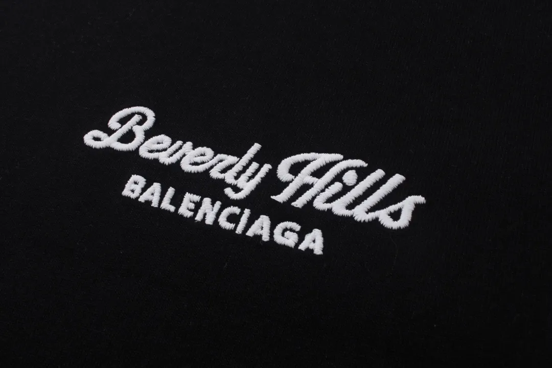🅿️170 detailed pictures [Top version. Official website quality] BALENCI*GA/Paris BALENCI*GA# short-sleeved T-shirt with new LOGO in small letters on the chest. Brick cabinet synchronization. The fabric is made of Paris ZP custom-woven and dyed cotton double yarn. The weight is 260 grams. The cloth surface is clean. The cloth pattern is clear. Soft and comfortable. The color fastness is good. It is not easy to change color. The threads are woven and dyed with no color difference. The front and back embroidery is embroidered with an embroidery machine imported from Tajima. The effect is three-dimensional and the garment is distressed. The version adopts OS loose shoulder design. Same style for men and women. Code: BL223379 Color: black. Size: XS to L