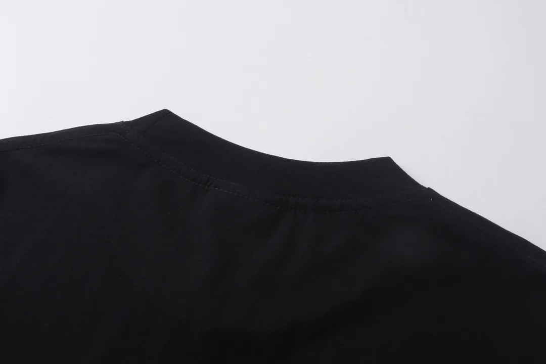 🅿️170 detailed pictures [Top version. Official website quality] BALENCI*GA/Paris BALENCI*GA# short-sleeved T-shirt with new LOGO in small letters on the chest. Brick cabinet synchronization. The fabric is made of Paris ZP custom-woven and dyed cotton double yarn. The weight is 260 grams. The cloth surface is clean. The cloth pattern is clear. Soft and comfortable. The color fastness is good. It is not easy to change color. The threads are woven and dyed with no color difference. The front and back embroidery is embroidered with an embroidery machine imported from Tajima. The effect is three-dimensional and the garment is distressed. The version adopts OS loose shoulder design. Same style for men and women. Code: BL223379 Color: black. Size: XS to L