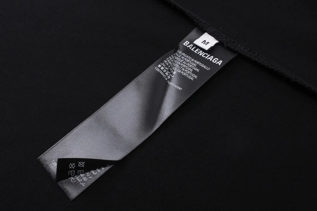 🅿️170 detailed pictures [Top version. Official website quality] BALENCI*GA/Paris BALENCI*GA# short-sleeved T-shirt with new LOGO in small letters on the chest. Brick cabinet synchronization. The fabric is made of Paris ZP custom-woven and dyed cotton double yarn. The weight is 260 grams. The cloth surface is clean. The cloth pattern is clear. Soft and comfortable. The color fastness is good. It is not easy to change color. The threads are woven and dyed with no color difference. The front and back embroidery is embroidered with an embroidery machine imported from Tajima. The effect is three-dimensional and the garment is distressed. The version adopts OS loose shoulder design. Same style for men and women. Code: BL223379 Color: black. Size: XS to L