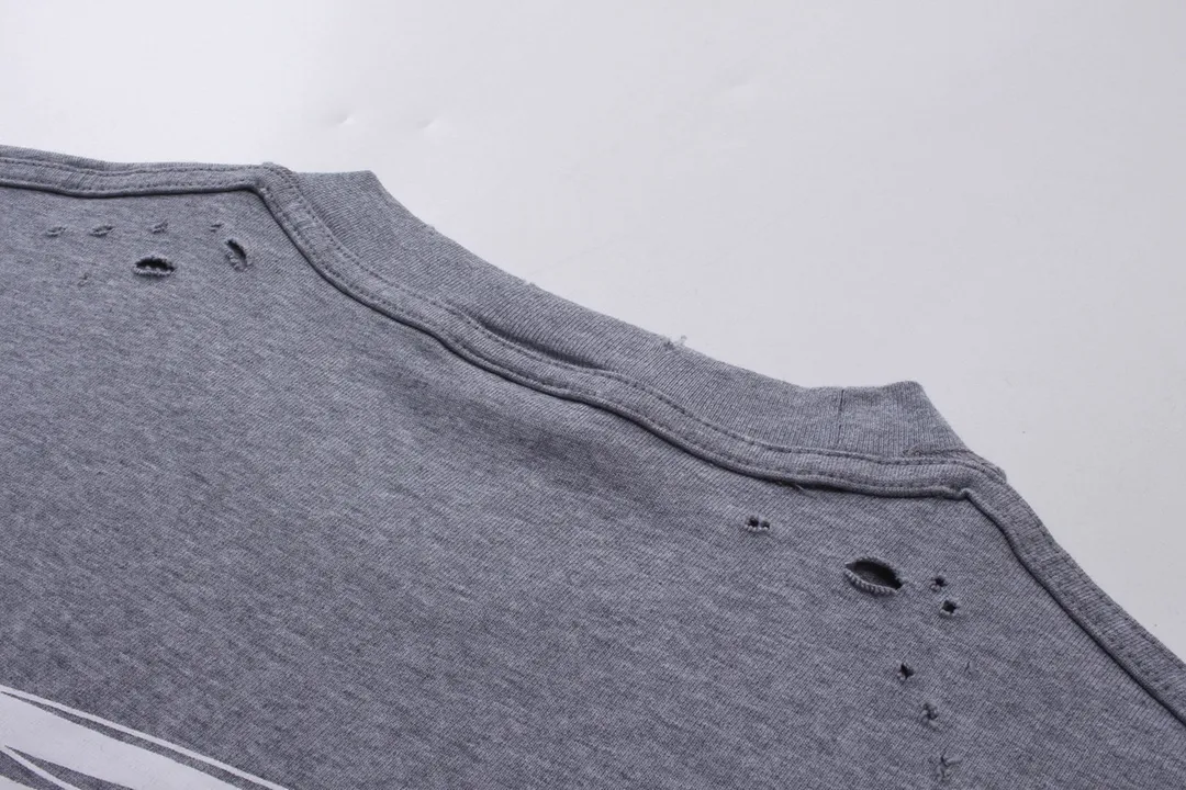 🅿️194 Detailed picture [Top version. Official website quality] BALENCI*GA/Paris AI GENERATED series new T-shirt #2024 new style. The reverse stitching design is full of sense. The front, back and left sleeves are printed with the new LOGO. The ready-made clothes are washed and worn. Notice! ️The original version of this style is made with reverse stitching. It is worn, washed and distressed. This is the normal practice in the Jubie market. The black and gray cuff prints are different. #2024 Spring and Summer Brick Cabinet Synchronization Welcome to compare. The fabric is made of Paris ZP custom-woven and dyed cotton double yarn, with a weight of 260 grams. The cloth surface is clean. The cloth pattern is clear, soft and comfortable. The threads are dyed with no color difference. The classic letter LOGO is printed with imported environmentally friendly glue. The letters are clear and the effect is three-dimensional. Restore the brick cabinet, adopt OS loose shoulder style. Same style for men and women. Code: BL223335 Color: black, light gray, white. Size: XS to L
