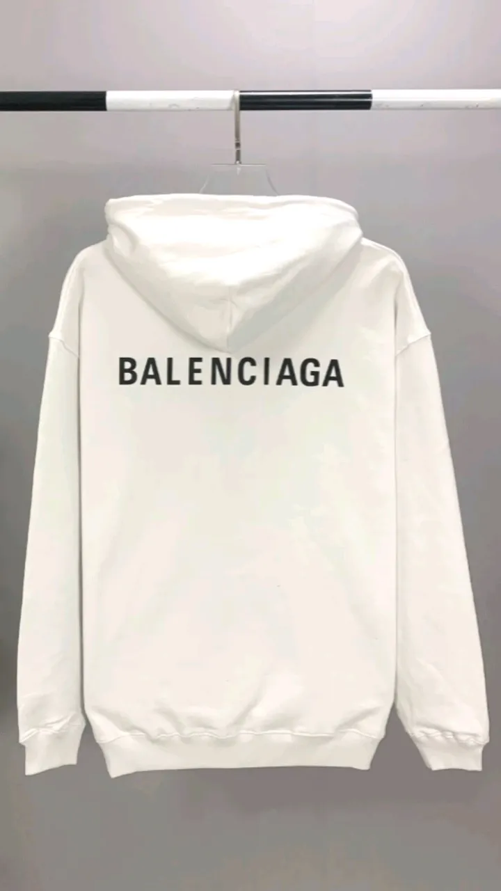 Real shot of the video——-The top version of BALENCIAGA with large LOGO on the back and basic letters, pure cotton loose fit for male and female couples, the same fashion brand high-end hooded sweatshirt. The god of simplicity in Paris, a volume sought after by many stars. Lisa’s favorite basic short-sleeved Paris style, which has a very high appearance rate. Wear alone, paired with jeans, shorts, and sweatpants, it's a versatile style. Xiaohongshu, a hot item on INS, a must-have for Paris fans.  The printing uses white glue as a base, coupled with Kornit direct injection, which ensures the anchorage of the printing and machine washing without any pressure. However, everyone should pay attention to something. The printing of this model is not thick glue, and the printing surface is not shiny. Please pay attention to the importance of version. Don't make a pattern based on the pictures. If you don't have the original version, you won't be able to make it look one to one like the original version. At most, you can just make a look. It's just a piece of clothing without a soul. The fabric is made of 480g combed cotton terry fabric, and the threads and fabric are custom-woven and dyed in the same style, with no color difference.  A complete set of customized tags, collar tags, washed, plastic bags, and most importantly, a complete set of bags, tag codes, and codes are all authentic.  Color: White Size: XS-L P:450