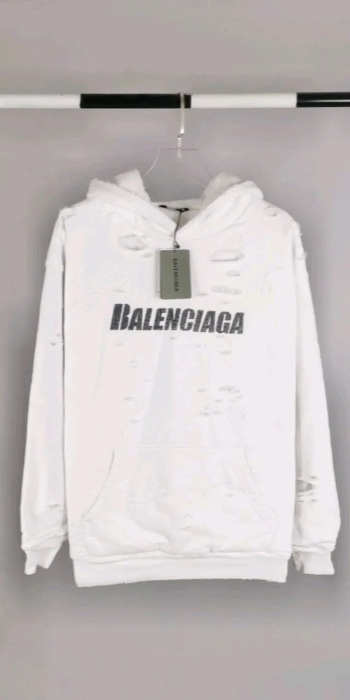 Real shot of the video - the top tested version of BALENCIAGA Balenciaga basic cracked sweatshirts and hoodies for male and female couples stars. It can be said to be the hottest item among the hottest items. It has become popular on major self-media e-commerce platforms such as Xiaohongshu and Dewu. Heavy industrial craftsmanship tests the skills of lathes and printing techniques. Huge cost! Fabric: The outer fabric is made of 460g pure cotton fish scale terry fabric + the inner liner is 260g combed cotton. The weight of the ready-made garment exceeds 1kg, which can ❗️100%❗️ restore the drape of zp. The cost of fabric is over one hundred yuan. Washing process: After making the garment, the holes are polished by hand, and then washed to make it look old. The process is extremely complicated! There are more than 200 holes in the entire dress. The collar, cuffs, and hem are torn by hand (with pliers) rather than frayed. This is a more important detail.  Thread: dyed in the same vat with no color difference. Printing: made of special cracked material to achieve the ultimate in breathability and aesthetics! Just like the patterns on a turtle’s back, each one is different!  Accessories: Complete set of customized accessories + Sydney paper Size: XS-L (maximum wear: 230 catties) Color: blue black white purple red cyan P: 570