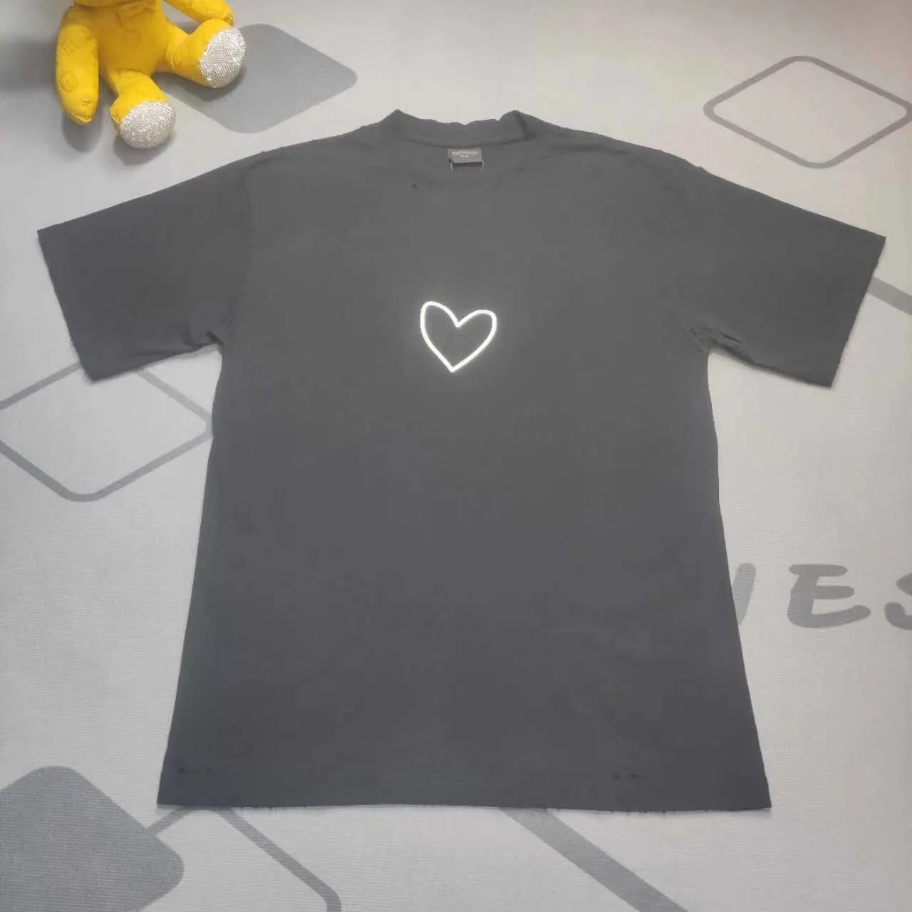 Balenciaga Chinese Valentine's Day 24 Series FW24 Solid color heart-shaped distressed effect short-sleeved T-shirt, loose fit Balenciaga was founded by Cristobal Balenciaga, a great genius designer known as the representative of the 20th century. For more than half a century since the brand was founded, Balenciaga has been famous in the fashion industry for its fashionable elegance. You can find any of your favorite logos on the front and back of this piece, Ness.  The front and rear printing uses low-coverage screen printing technology, and the glue is imported. The printing is very delicate, and the scratched out problems are very clear and there are no burrs. The fabric is made of 280g double-ply double-yarn pure cotton loose fabric, which is loose and breathable, has good drying effect, full drape and skin toning. Color: Black White Pink Size: XS-L P:250