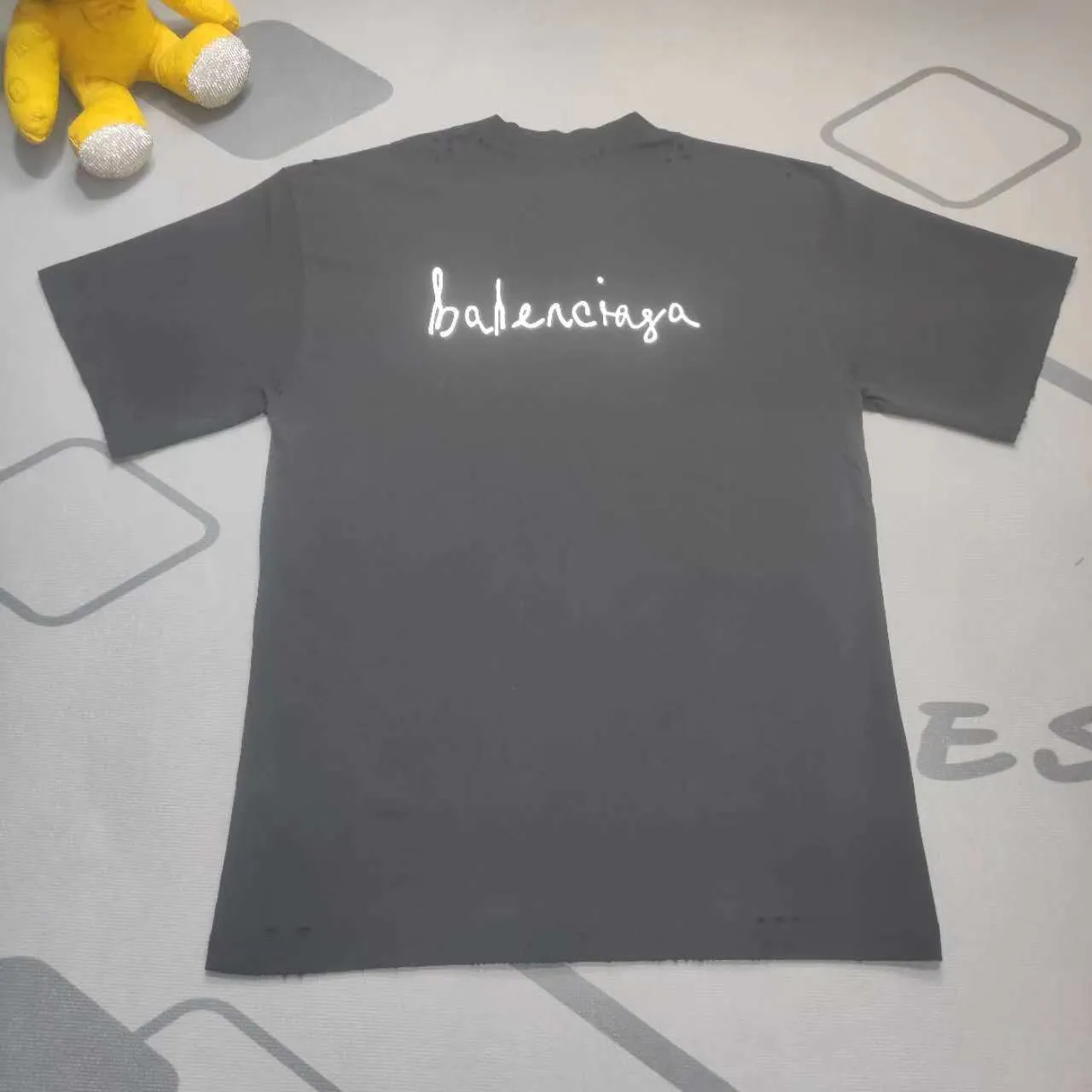 Balenciaga Chinese Valentine's Day 24 Series FW24 Solid color heart-shaped distressed effect short-sleeved T-shirt, loose fit Balenciaga was founded by Cristobal Balenciaga, a great genius designer known as the representative of the 20th century. For more than half a century since the brand was founded, Balenciaga has been famous in the fashion industry for its fashionable elegance. You can find any of your favorite logos on the front and back of this piece, Ness.  The front and rear printing uses low-coverage screen printing technology, and the glue is imported. The printing is very delicate, and the scratched out problems are very clear and there are no burrs. The fabric is made of 280g double-ply double-yarn pure cotton loose fabric, which is loose and breathable, has good drying effect, full drape and skin toning. Color: Black White Pink Size: XS-L P:250