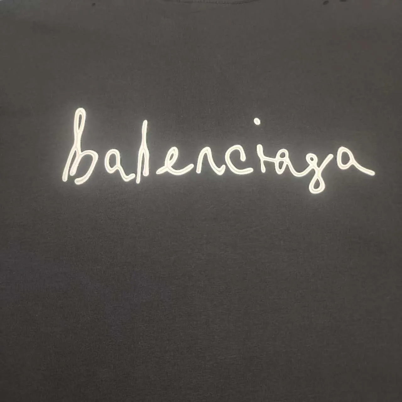 Balenciaga Chinese Valentine's Day 24 Series FW24 Solid color heart-shaped distressed effect short-sleeved T-shirt, loose fit Balenciaga was founded by Cristobal Balenciaga, a great genius designer known as the representative of the 20th century. For more than half a century since the brand was founded, Balenciaga has been famous in the fashion industry for its fashionable elegance. You can find any of your favorite logos on the front and back of this piece, Ness.  The front and rear printing uses low-coverage screen printing technology, and the glue is imported. The printing is very delicate, and the scratched out problems are very clear and there are no burrs. The fabric is made of 280g double-ply double-yarn pure cotton loose fabric, which is loose and breathable, has good drying effect, full drape and skin toning. Color: Black White Pink Size: XS-L P:250