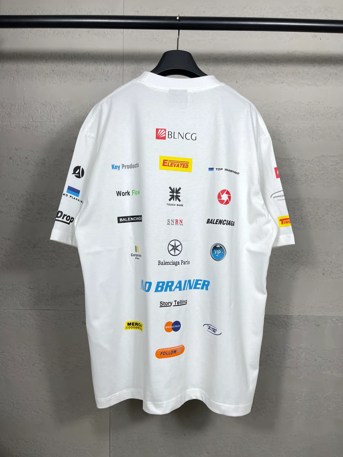 🅿️200 real photos [Top version. Official website quality] BALENCI*GA/Paris. Multi-element trademark LOGO short-sleeved T-shirt 2024 new style. All pattern details, colors and Y boards are customized, and the brick cabinets are synchronized. Genuine products are developed in the first time, and you can print and compare! The fabric is made of Paris ZP custom-woven and dyed cotton double yarn. Weighing 260 grams, the cloth surface is clean. The cloth pattern is clear, soft and comfortable. The threads are dyed with no color difference. The printing uses environmentally friendly imported materials, the letters are clear and the effect is three-dimensional. The version adopts OS loose shoulder design. Same style for men and women. Code: BL223362 Color: black, white Size: XS to L