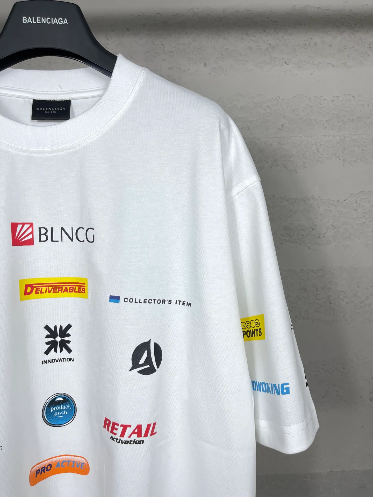 🅿️200 real photos [Top version. Official website quality] BALENCI*GA/Paris. Multi-element trademark LOGO short-sleeved T-shirt 2024 new style. All pattern details, colors and Y boards are customized, and the brick cabinets are synchronized. Genuine products are developed in the first time, and you can print and compare! The fabric is made of Paris ZP custom-woven and dyed cotton double yarn. Weighing 260 grams, the cloth surface is clean. The cloth pattern is clear, soft and comfortable. The threads are dyed with no color difference. The printing uses environmentally friendly imported materials, the letters are clear and the effect is three-dimensional. The version adopts OS loose shoulder design. Same style for men and women. Code: BL223362 Color: black, white Size: XS to L