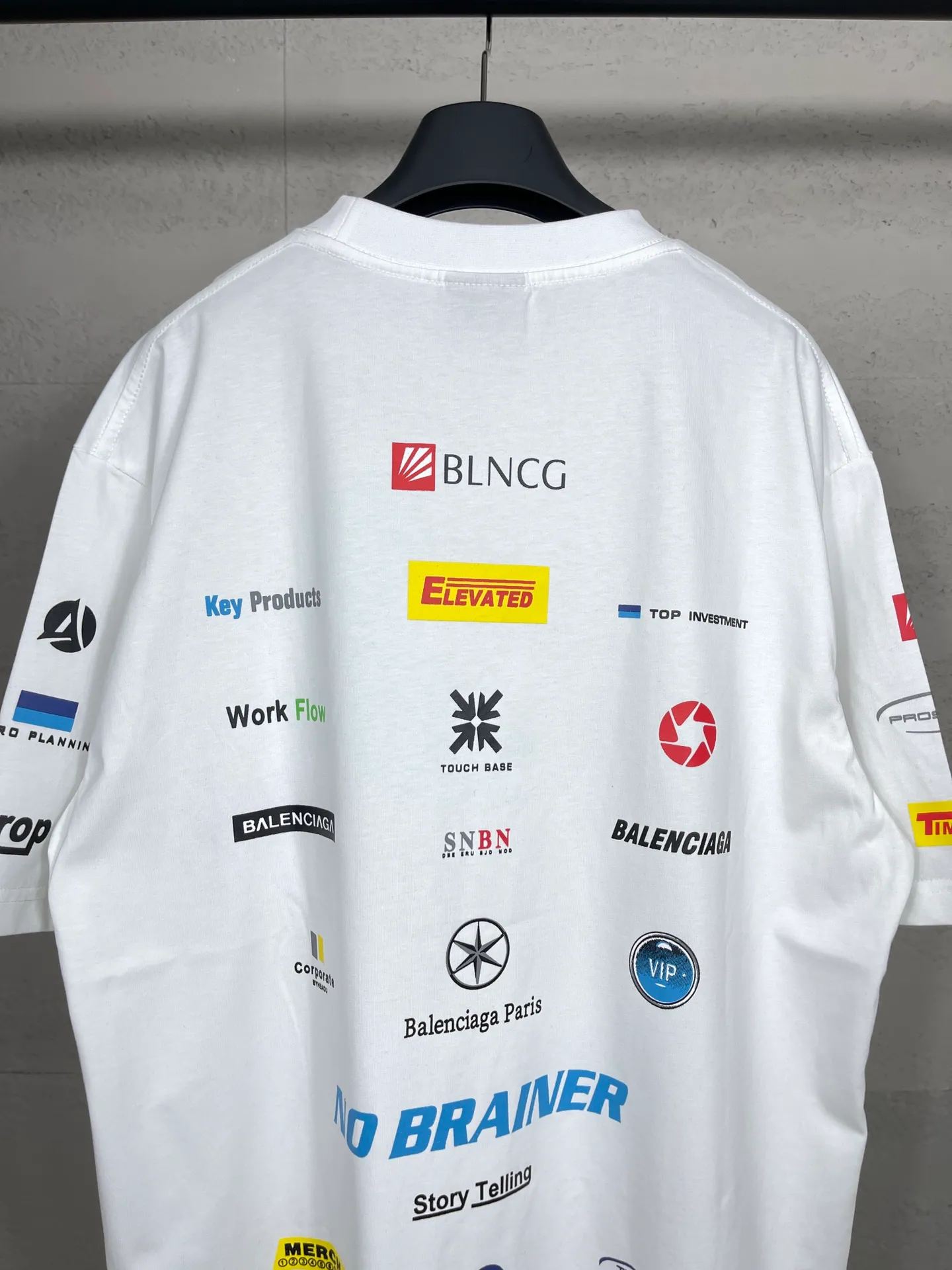 🅿️200 real photos [Top version. Official website quality] BALENCI*GA/Paris. Multi-element trademark LOGO short-sleeved T-shirt 2024 new style. All pattern details, colors and Y boards are customized, and the brick cabinets are synchronized. Genuine products are developed in the first time, and you can print and compare! The fabric is made of Paris ZP custom-woven and dyed cotton double yarn. Weighing 260 grams, the cloth surface is clean. The cloth pattern is clear, soft and comfortable. The threads are dyed with no color difference. The printing uses environmentally friendly imported materials, the letters are clear and the effect is three-dimensional. The version adopts OS loose shoulder design. Same style for men and women. Code: BL223362 Color: black, white Size: XS to L