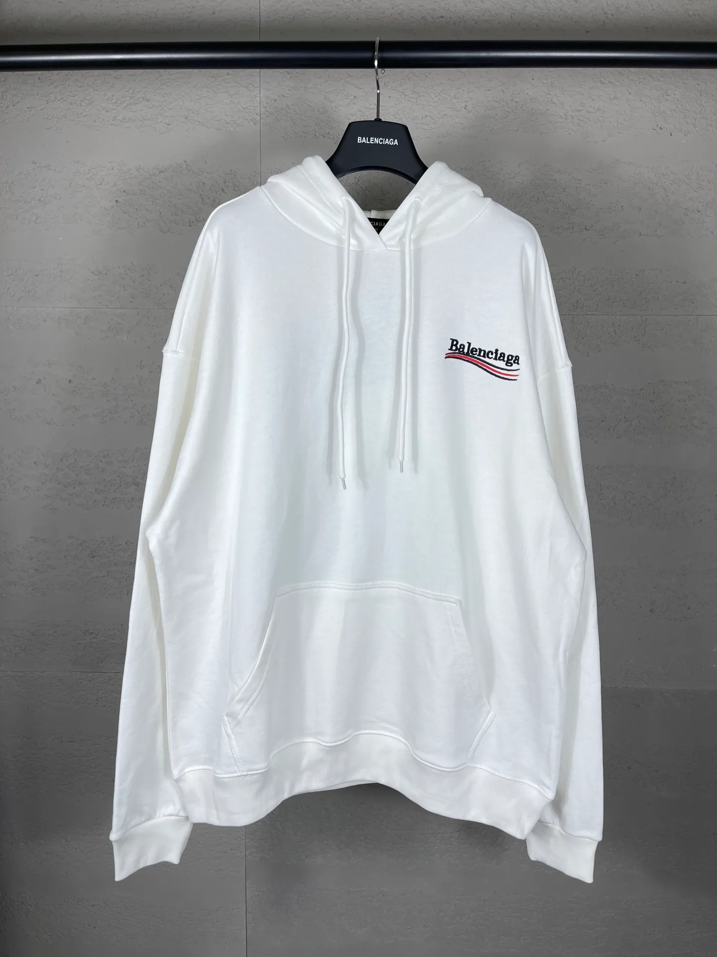 🅿️296 Actual pictures [Top version. Official website quality] BALENCI*GA/Paris. Classic model, #COLA EMBODIMENT HOODED LONG SLEEVE Sweatshirt# The fabric is made of Paris ZP custom-woven and dyed cotton terry sweatshirt, with a weight of 450 grams. The cloth surface is clean. The cloth pattern is clear, soft and comfortable. The threads are dyed with no color difference. The classic letter LOGO pattern is embroidered with an imported Tajima embroidery machine. The letters are clear and have a strong three-dimensional effect. Restored brick cabinets. Welcome to compare. The version adopts OS loose shoulder version. Same style for men and women. Code: BL238035 Color: black, white, cement white, dark gray Size: XS S M L