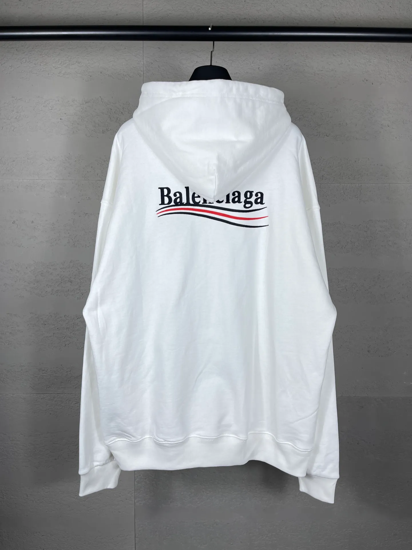 🅿️296 Actual pictures [Top version. Official website quality] BALENCI*GA/Paris. Classic model, #COLA EMBODIMENT HOODED LONG SLEEVE Sweatshirt# The fabric is made of Paris ZP custom-woven and dyed cotton terry sweatshirt, with a weight of 450 grams. The cloth surface is clean. The cloth pattern is clear, soft and comfortable. The threads are dyed with no color difference. The classic letter LOGO pattern is embroidered with an imported Tajima embroidery machine. The letters are clear and have a strong three-dimensional effect. Restored brick cabinets. Welcome to compare. The version adopts OS loose shoulder version. Same style for men and women. Code: BL238035 Color: black, white, cement white, dark gray Size: XS S M L