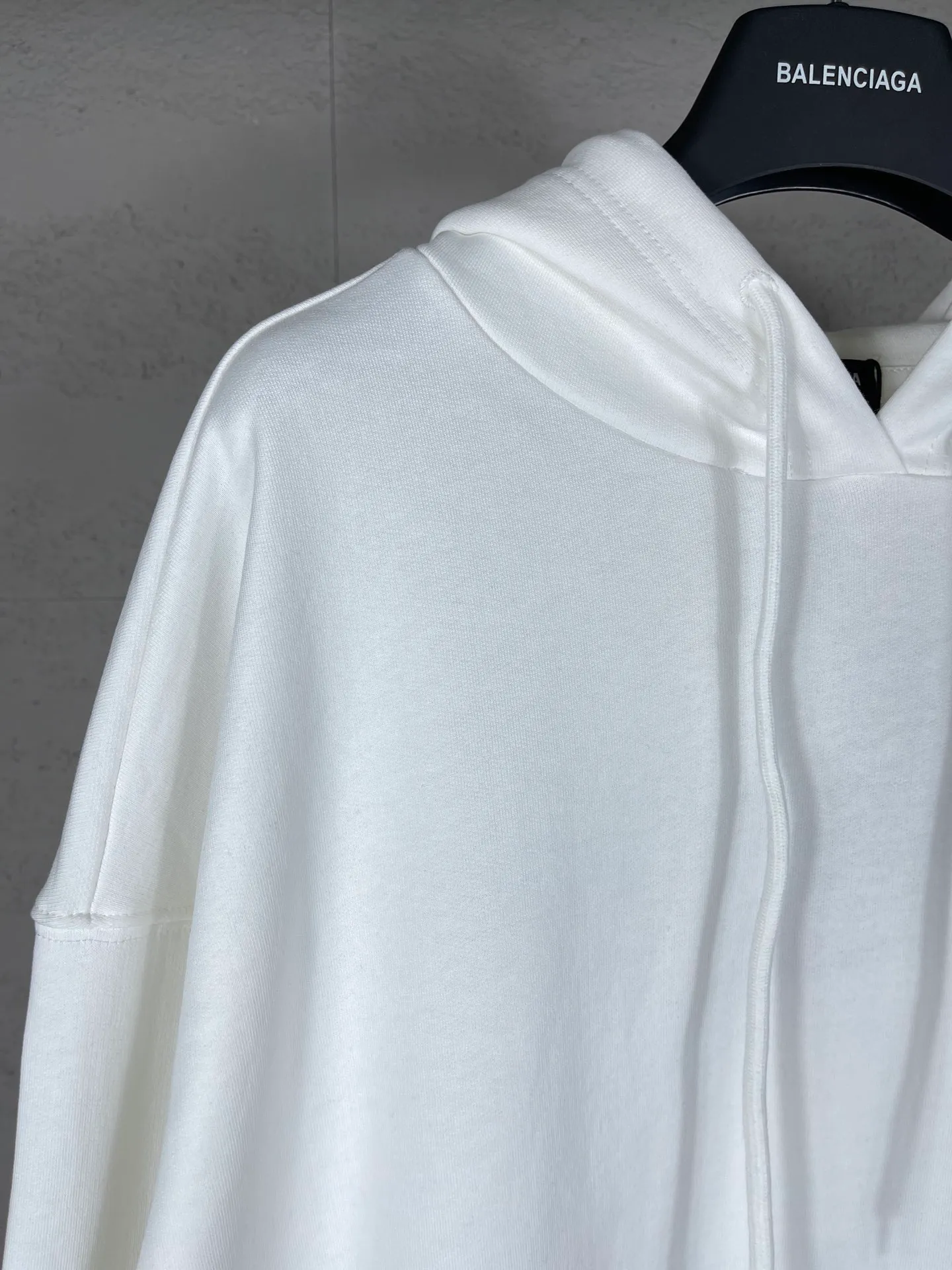 🅿️296 Actual pictures [Top version. Official website quality] BALENCI*GA/Paris. Classic model, #COLA EMBODIMENT HOODED LONG SLEEVE Sweatshirt# The fabric is made of Paris ZP custom-woven and dyed cotton terry sweatshirt, with a weight of 450 grams. The cloth surface is clean. The cloth pattern is clear, soft and comfortable. The threads are dyed with no color difference. The classic letter LOGO pattern is embroidered with an imported Tajima embroidery machine. The letters are clear and have a strong three-dimensional effect. Restored brick cabinets. Welcome to compare. The version adopts OS loose shoulder version. Same style for men and women. Code: BL238035 Color: black, white, cement white, dark gray Size: XS S M L