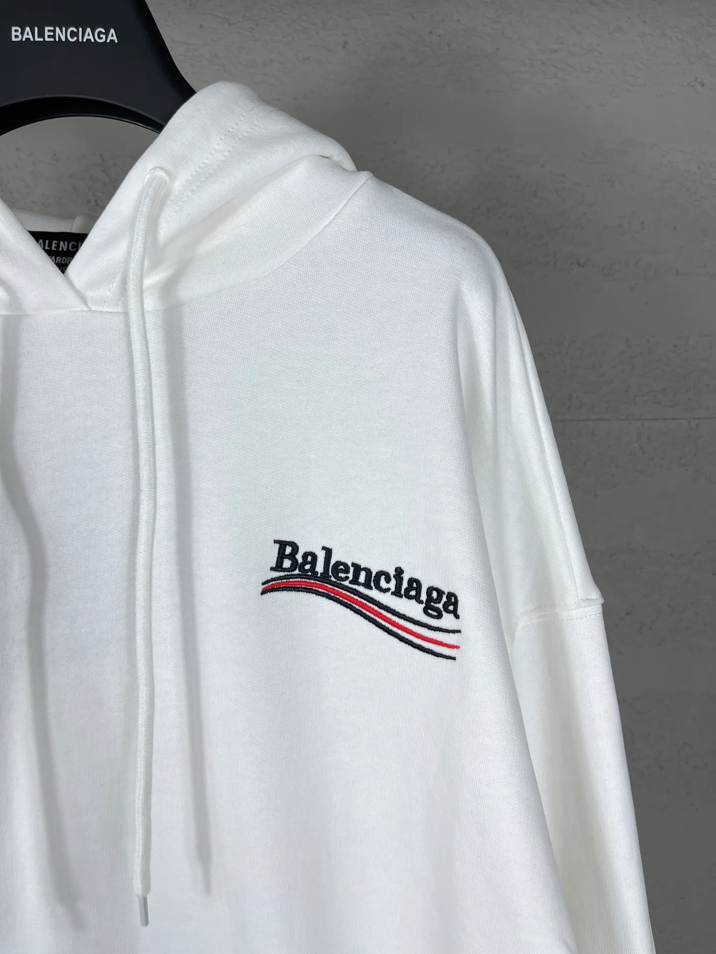 🅿️296 Actual pictures [Top version. Official website quality] BALENCI*GA/Paris. Classic model, #COLA EMBODIMENT HOODED LONG SLEEVE Sweatshirt# The fabric is made of Paris ZP custom-woven and dyed cotton terry sweatshirt, with a weight of 450 grams. The cloth surface is clean. The cloth pattern is clear, soft and comfortable. The threads are dyed with no color difference. The classic letter LOGO pattern is embroidered with an imported Tajima embroidery machine. The letters are clear and have a strong three-dimensional effect. Restored brick cabinets. Welcome to compare. The version adopts OS loose shoulder version. Same style for men and women. Code: BL238035 Color: black, white, cement white, dark gray Size: XS S M L