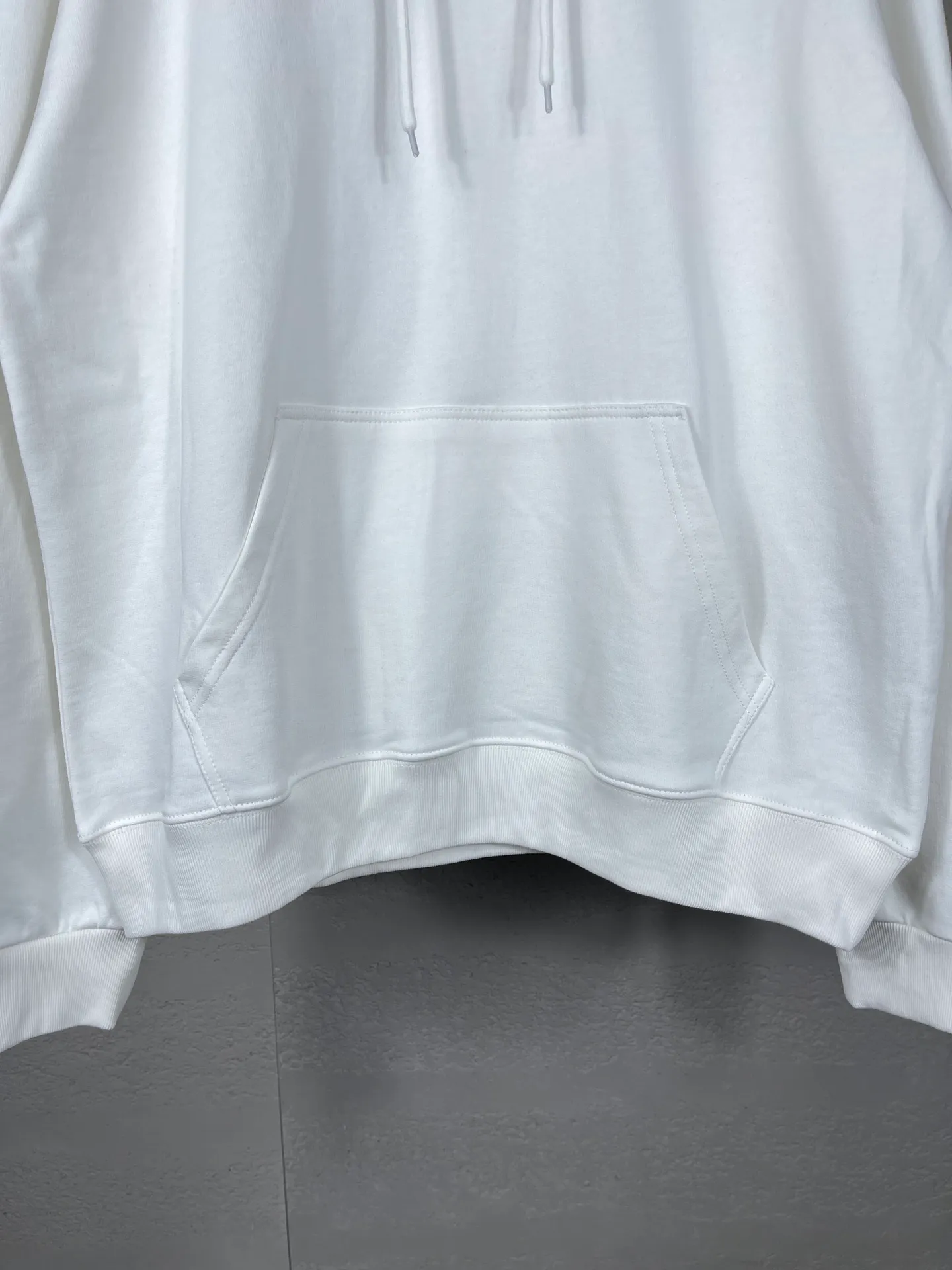 🅿️296 Actual pictures [Top version. Official website quality] BALENCI*GA/Paris. Classic model, #COLA EMBODIMENT HOODED LONG SLEEVE Sweatshirt# The fabric is made of Paris ZP custom-woven and dyed cotton terry sweatshirt, with a weight of 450 grams. The cloth surface is clean. The cloth pattern is clear, soft and comfortable. The threads are dyed with no color difference. The classic letter LOGO pattern is embroidered with an imported Tajima embroidery machine. The letters are clear and have a strong three-dimensional effect. Restored brick cabinets. Welcome to compare. The version adopts OS loose shoulder version. Same style for men and women. Code: BL238035 Color: black, white, cement white, dark gray Size: XS S M L